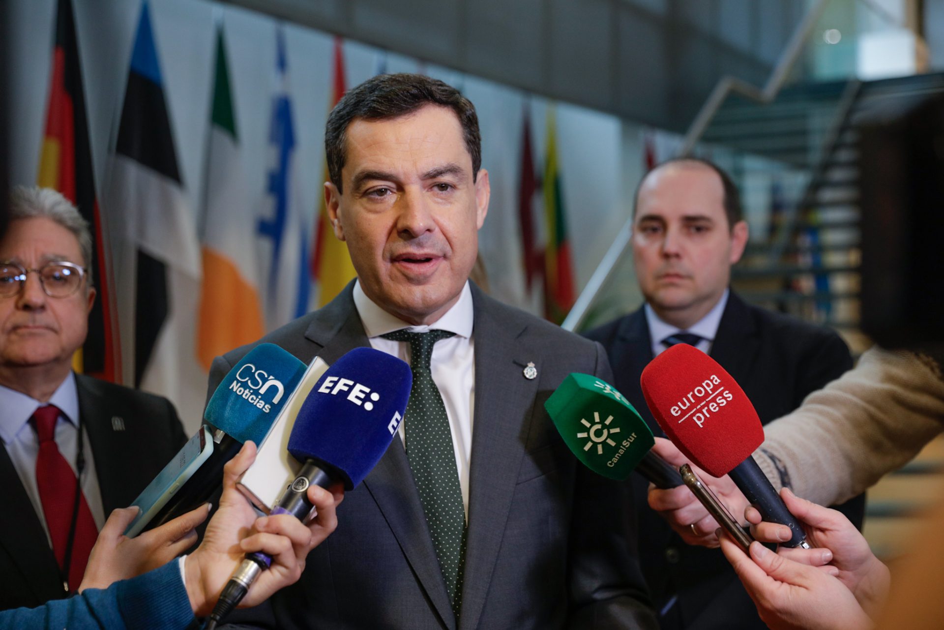 BRUSELAS, 31/01/2024.-El presidente de la Junta de Andalucía, Juanma Moreno, realiza declaraciones durante su viaje oficial en Bruselas, donde mantiene un encuentro con la delegación española en el Comité de las Regiones y defiende en el pleno de este organismo el dictamen sobre Pacto Verde y Salud, del que ha sido ponente.EFE/ Pablo Garrigós