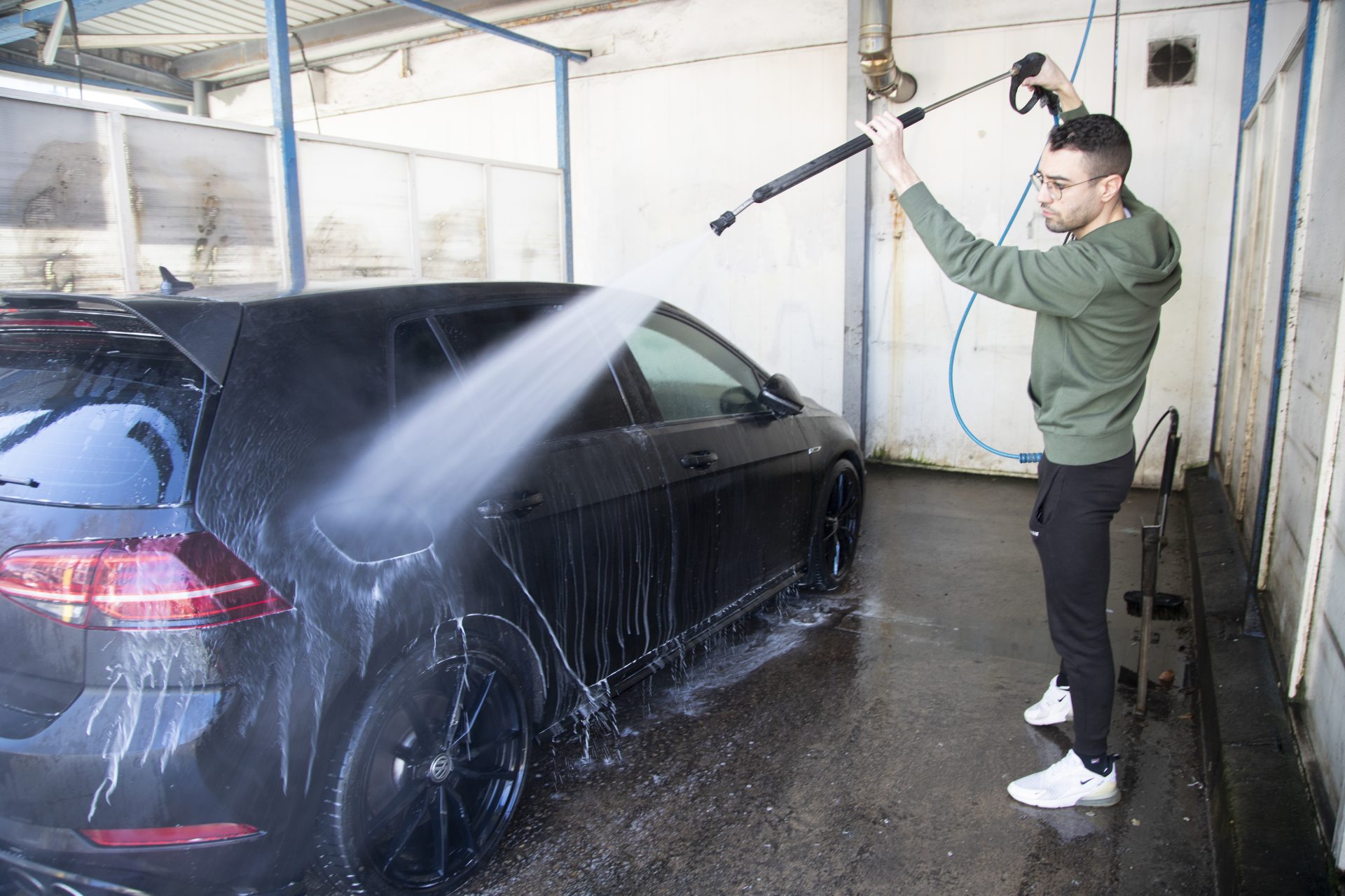 GRAFCAT9162. BARCELONA, 02/02/2024.- Un hombre lava su vehículo en un lavadero de coches autoservicio, este viernes, cuando seis millones de personas de 239 municipios de las áreas metropolitanas de Barcelona y Girona viven a partir de hoy con severas restricciones de agua, con un consumo limitado a un máximo de 200 litros por habitante y día, con limitaciones también para los usos industriales, agrícolas y recreativos. EFE/ Marta Pérez 
