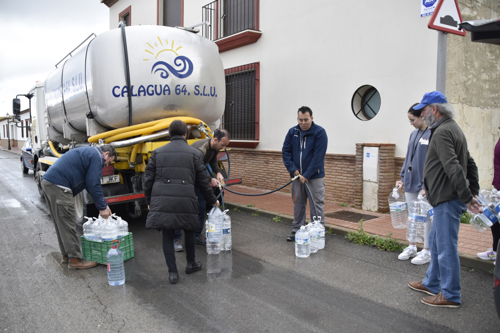 Los vecinos de la pedanía de Los Carvajales, perteneciente al municipio malagueño de Humilladero, recogen agua potable que les reparte un camión cisterna desde hace más de un año debido a que los pozos presentan altos niveles de nitratos a causa de la sequía, lo que impide su consumo humano.EFE/Irene Martín Morales