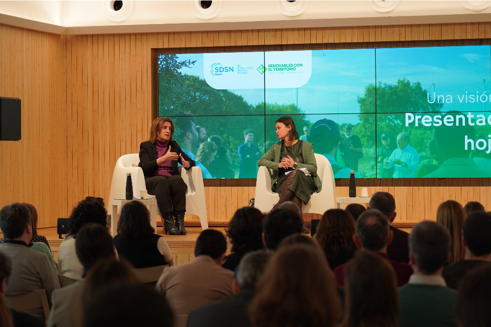 Momento de la presentación de la Hoja de Ruta. La vicepresidenta tercera y ministra para la Transición Ecológica y el Reto Demográfico, Teresa Ribera, junto a la presidenta de REDS-SDSN Spain, Leire Pajín
