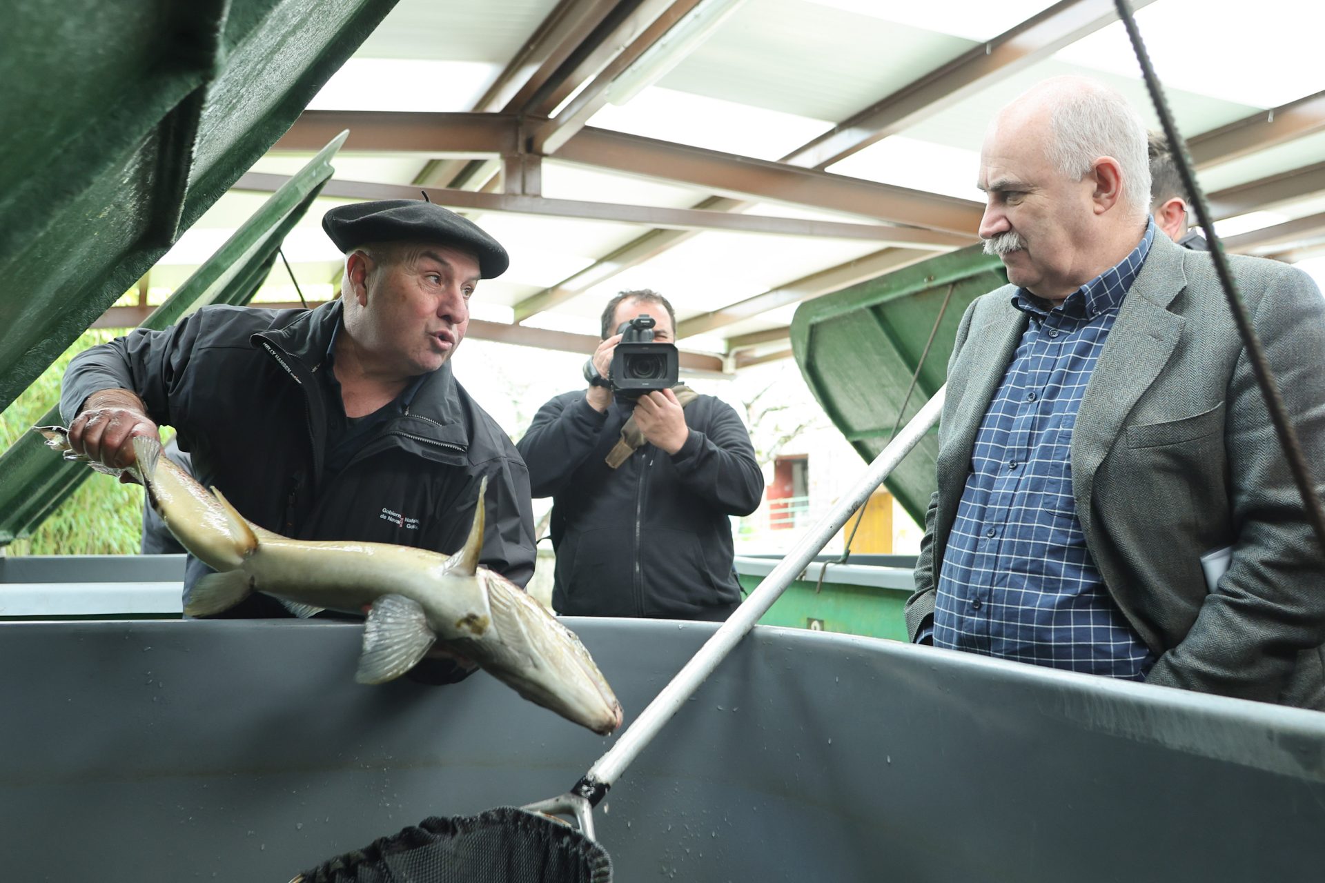 El consejero navarro Aierdi ha conocido, con el técnico Gabriel Salaberri, en la piscifactoría de Oronoz el proceso de la producción de salmón. © Gobierno de Navarra