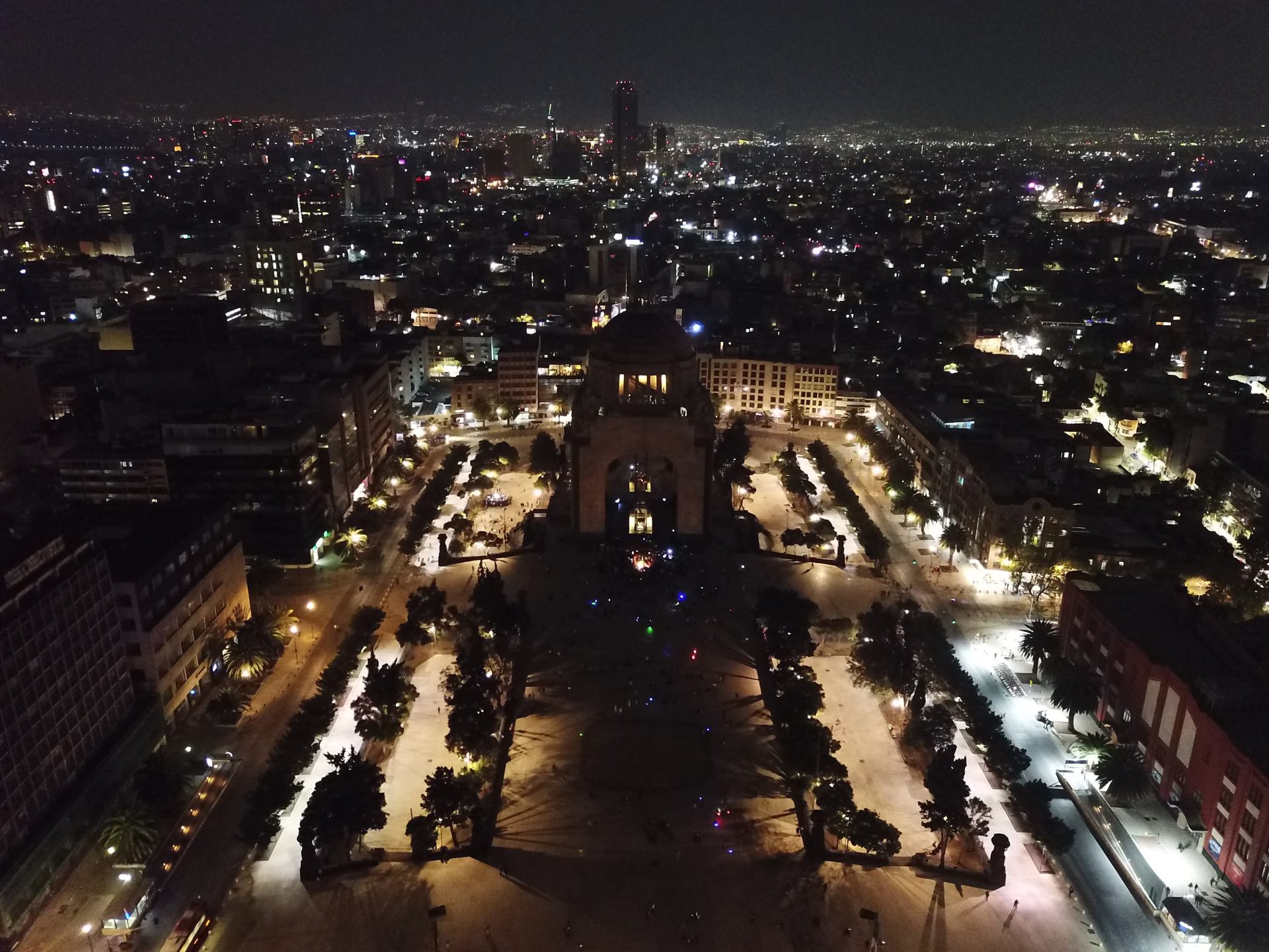 AME3722. CIUDAD DE MÉXICO (MÉXICO), 30/03/2019.- Fotografía tomada con un dron del Monumento a la Revolución apagado este sábado durante la celebración de la Hora del Planeta en Ciudad de México (México). Promovida por el Fondo Mundial para la Naturaleza (WWF), la primera edición de la Hora del Planeta fue realizada en 2007 en Sydney (Australia) y desde entonces se han ido sumando miles de ciudades alrededor del mundo, con la intención de creer conciencia sobre la necesidad de economizar energía y hacer un uso sustentado de ella. EFE/Madla Hartz