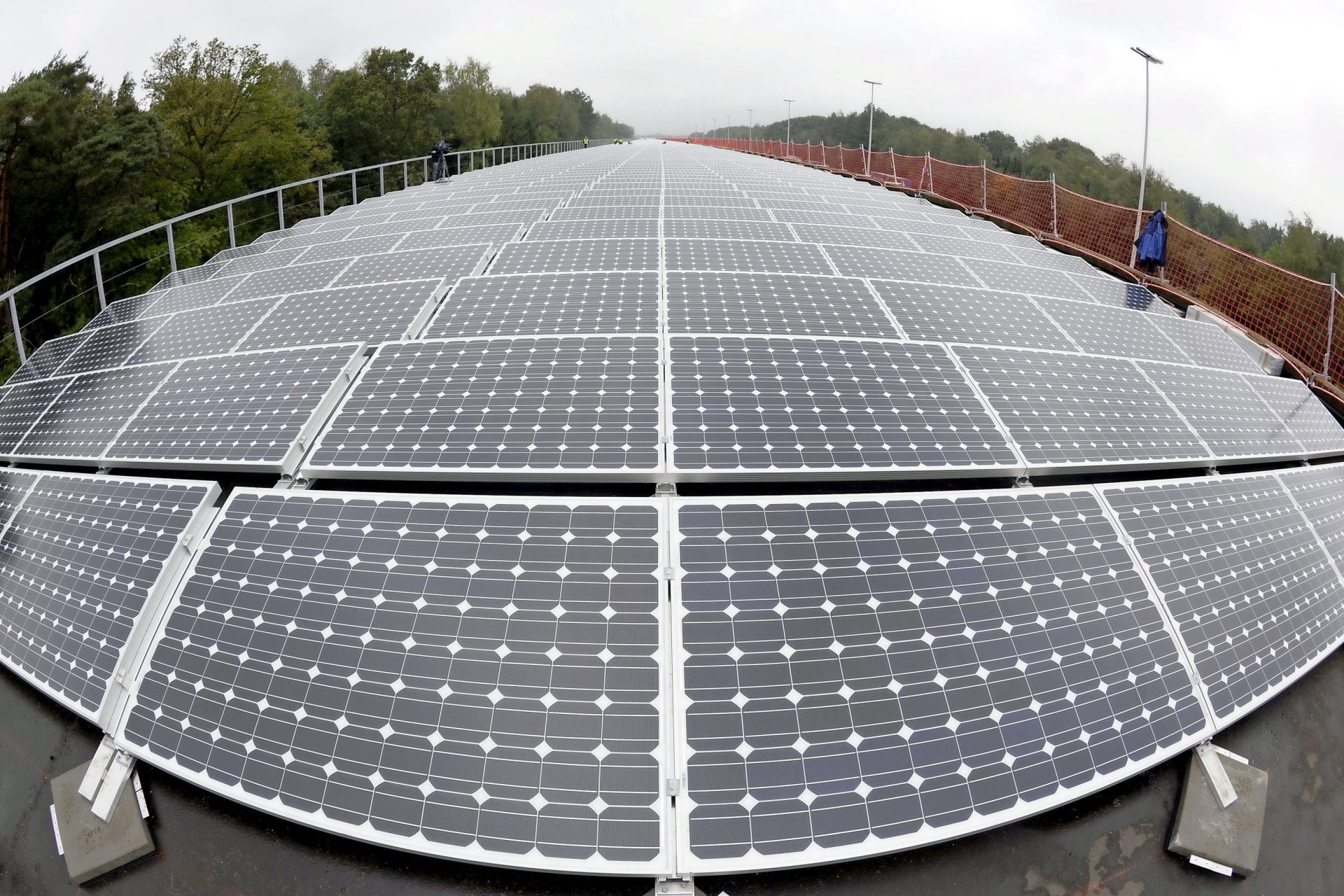 BR01. BRASSCHAAT (BÉLGICA), 28/09/2010.- Vista general de los paneles solares instalados en el tejado de un túnel de Brasschaat, Bélgica, el 28 de septiembre de 2010. La electricidad que generen serán derivada a la red de los trenes. EFE/Dirk Waem PROHIBIDO SU USO EN BÉLGICA[PROHIBIDO SU USO EN BÉLGICA]