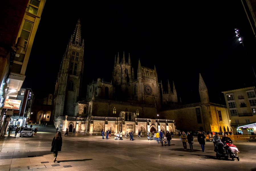 La catedral de Burgos ha permanecido con las luces apagadas durante una hora para conmemorar la Hora del Planeta, una iniciativa promovida por WWF, que supondrá el apagado durante una hora (20:30 a 21:30) de los edificios y monumentos más emblemáticos para concienciar a la sociedad sobre el cambio climático. EFE/Santi Otero