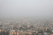 New Delhi (India), 07/11/2023.- An aerial view of the city covered with heavy smog in New Delhi, India, 07 November 2023. The National Capital Region's Air Quality Index (AQI) continued to label New Delhi with the 'Severe and Hazardous' category amid rising concerns over deteriorating air quality. The Indian Supreme Court noted that a smog tower installed as per its earlier order was not working and directed the government to ensure its repair. Smog towers are structures designed as large-scale air purifiers to reduce air pollution particles (smog). According to the Central Pollution Control Board data, several areas in Delhi had an AQI of over 400 on 07 November which is four times more than the satisfactory air quality level. (Nueva Delhi) EFE/EPA/RAJAT GUPTA