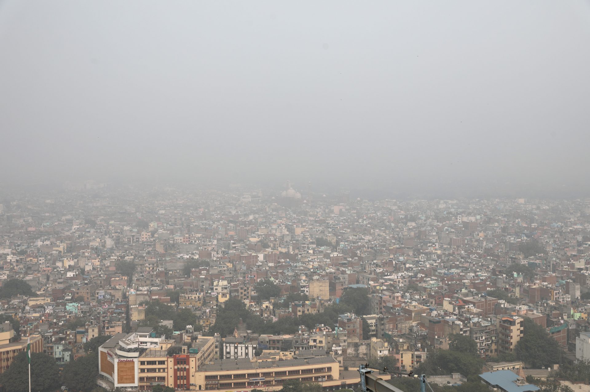 New Delhi (India), 07/11/2023.- An aerial view of the city covered with heavy smog in New Delhi, India, 07 November 2023. The National Capital Region's Air Quality Index (AQI) continued to label New Delhi with the 'Severe and Hazardous' category amid rising concerns over deteriorating air quality. The Indian Supreme Court noted that a smog tower installed as per its earlier order was not working and directed the government to ensure its repair. Smog towers are structures designed as large-scale air purifiers to reduce air pollution particles (smog). According to the Central Pollution Control Board data, several areas in Delhi had an AQI of over 400 on 07 November which is four times more than the satisfactory air quality level. (Nueva Delhi) EFE/EPA/RAJAT GUPTA