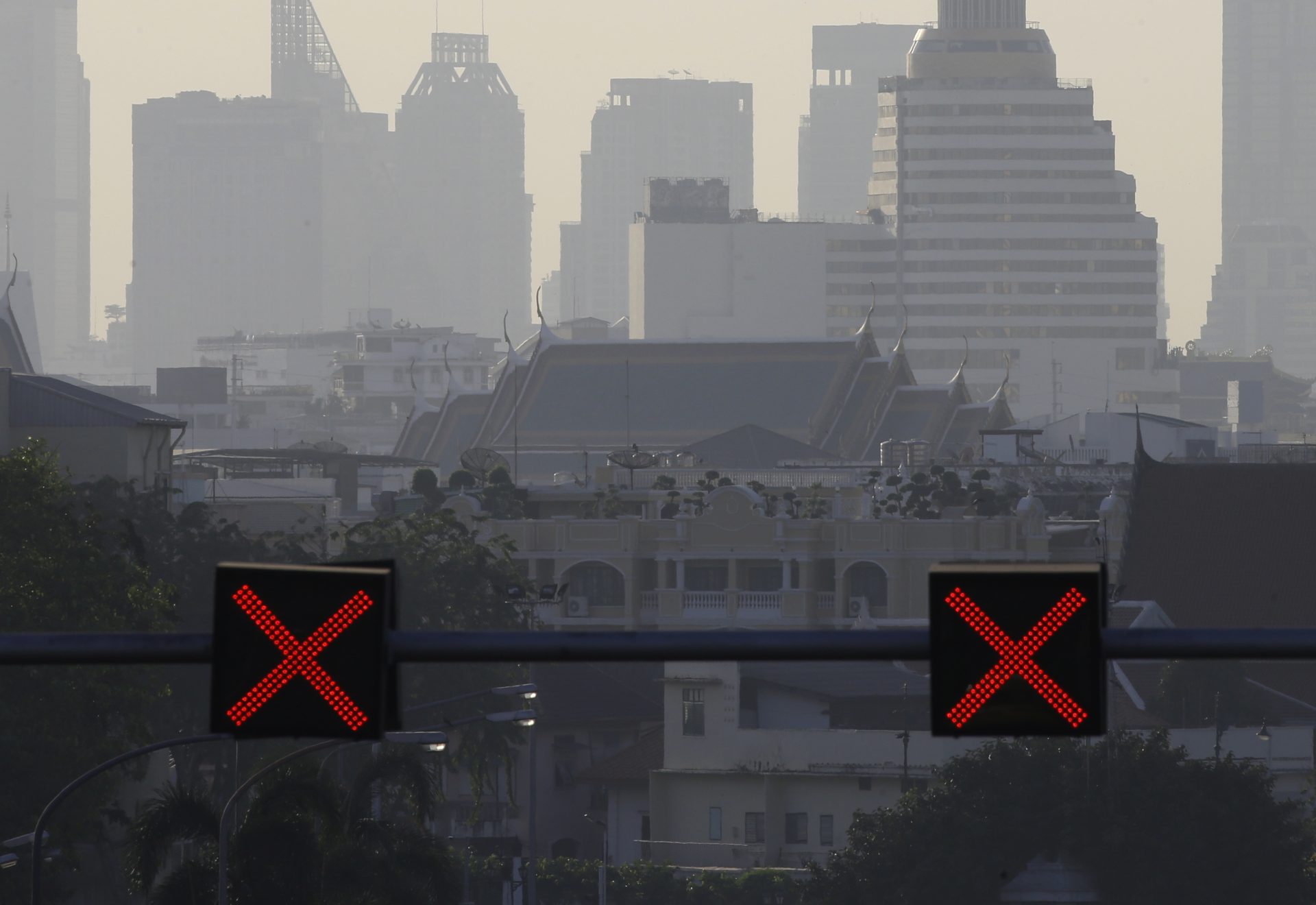 Bangkok (Thailand), 16/01/2024.- Air pollution of fine particulate matter (PM2.5) begins to cover the skyline, in Bangkok, Thailand, 16 January 2024. The Pollution Control Department of Thailand issued public alerts about air pollution caused by PM2.5 particulate matter, stating that it may reach harmful levels in many places in Bangkok and many other provinces in Thailand from 17 to 22 January 2024. The agency anticipates PM2.5 levels to hover between 19.3 to 54.7 micrograms per m3, higher than the level considered safe for Thailand, after 12 provinces exceeded the safe standard on 16 January 2024. (Tailandia) EFE/EPA/NARONG SANGNAK
