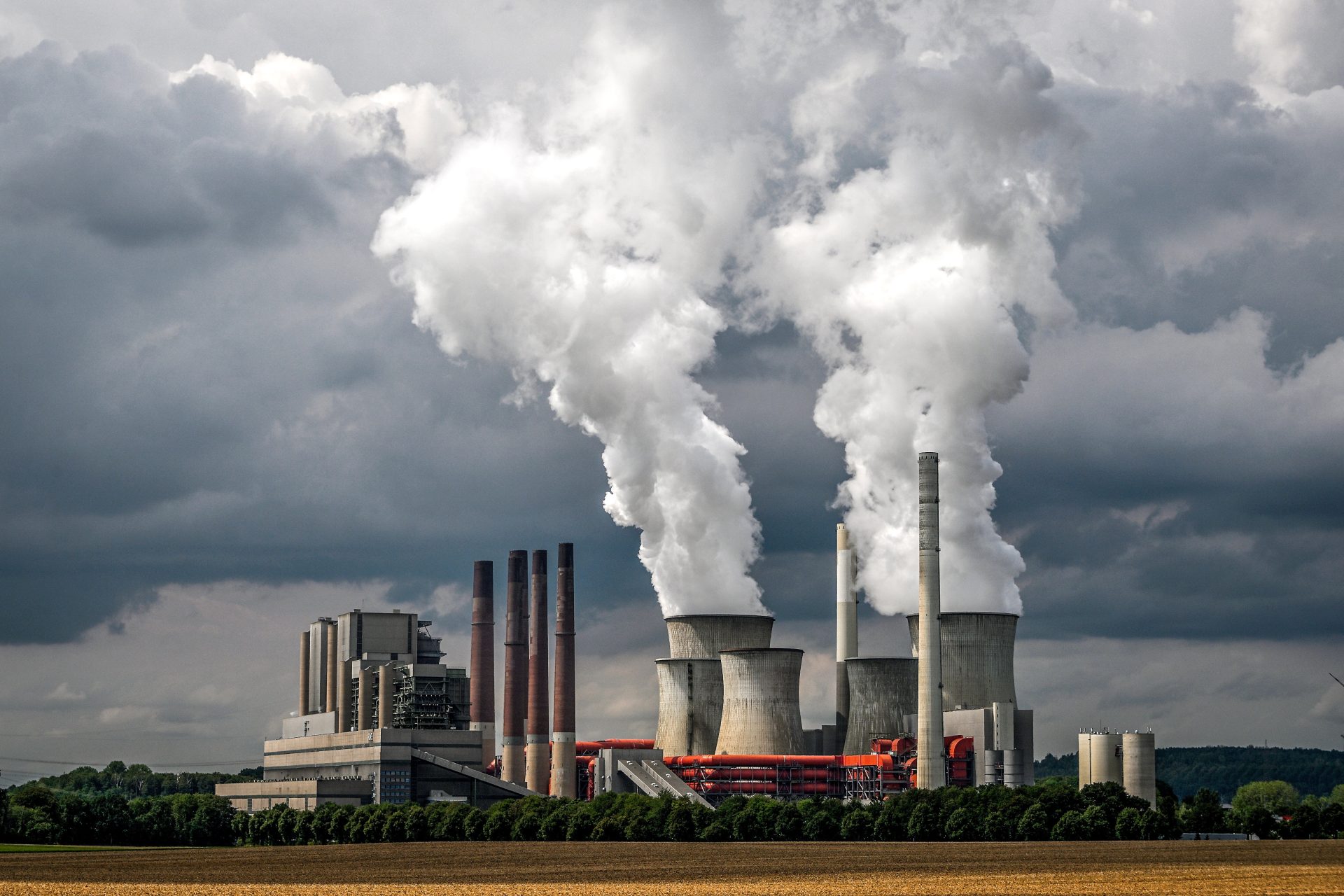 Grevenbroich (Germany), 26/07/2022.- Steam rises from the lignite-fired power plant Neurath operated by German energy supplier RWE near Grevenbroich, Germany, 26 July 2022. The German parliament earlier this month passed a regulation to prolonge operations of coal-fired power plants, while coal power is being phased-out, in order to bridge the gap and compensate for a reduced gas delivery from Russia via pipelines. The Rhenish lignite mining region in western Germany is the largest CO2 emitter in Europe. (Incendio, Alemania, Rusia) EFE/EPA/SASCHA STEINBACH