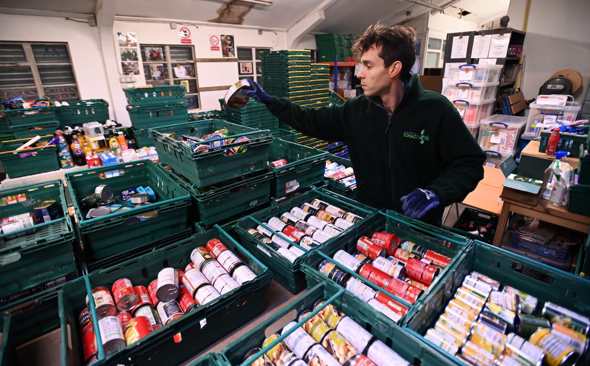 London (United Kingdom), 08/12/2021.- Guy Stevenson, from Pecan food bank in Peckham prepares emergency food parcels in London, Britain, 08 December 2021. Food banks are braced for a big rise in demand in the run up to Christmas as energy price hikes and universal credit cuts combine to leave people with less cash for food. Foodbanks have become an essential front-line service in the fight against Coronavirus, while new community stores known as the 'Pantry' are sprouting up across the UK. 'Food banks will not be sustainable in the long term' says Guy Stevenson, from Pecan Food bank. 'We see the 'Pantry' as the new way forward in helping people in a dignified way', says Stevenson. The Pantry in Peckham looks like a traditional supermarket. Customers can walk in off the street, register and pay just five euros for over ten items of food. The store receives its food from FareShare, a charity network aimed at relieving food poverty and reducing food waste in the UK. Five euros at the Pantry will buy you bread, milk, eggs, meat, fruit, vegetables and much more. (Reino Unido, Londres) EFE/EPA/ANDY RAIN