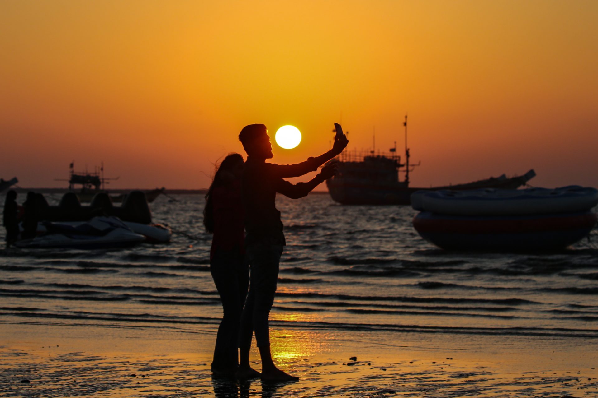 Mumbai (India), 09/02/2024.- A couple stroll during the sunset at the Gorai Beach along the Arabian Sea coast in Mumbai, India, 09 February 2024. EFE/EPA/DIVYAKANT SOLANKI
