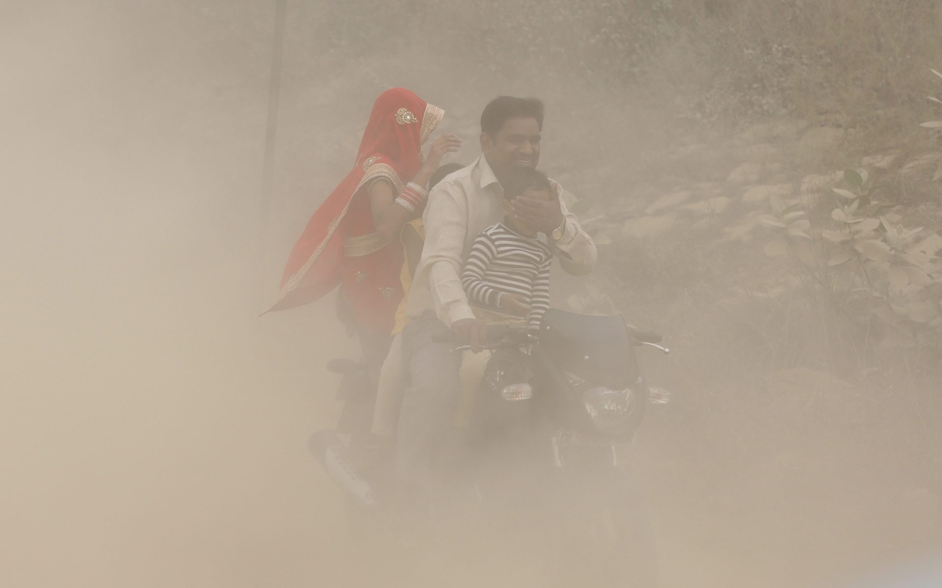 HTY101. New Delhi (India), 06/11/2016.- An Indian man and his family ride a bike during heavy dust and smog in New Delhi, India, 06 November 2016. People in India's capital city are struggling with heavily polluted air after smoke released from fireworks set off during the Diwali celebrations last weekend still lingers in the air of the metropolis. The air has forced many local schools - especially those run by the government - to close for the day and the Delhi government put a ban on construction and demolition works for five days. Visibility in the city has been reduced to 400 meters as Delhi pollution levels rose to 15 times more then the safe limit, a news reports said. EFE/EPA/HARISH TYAGI