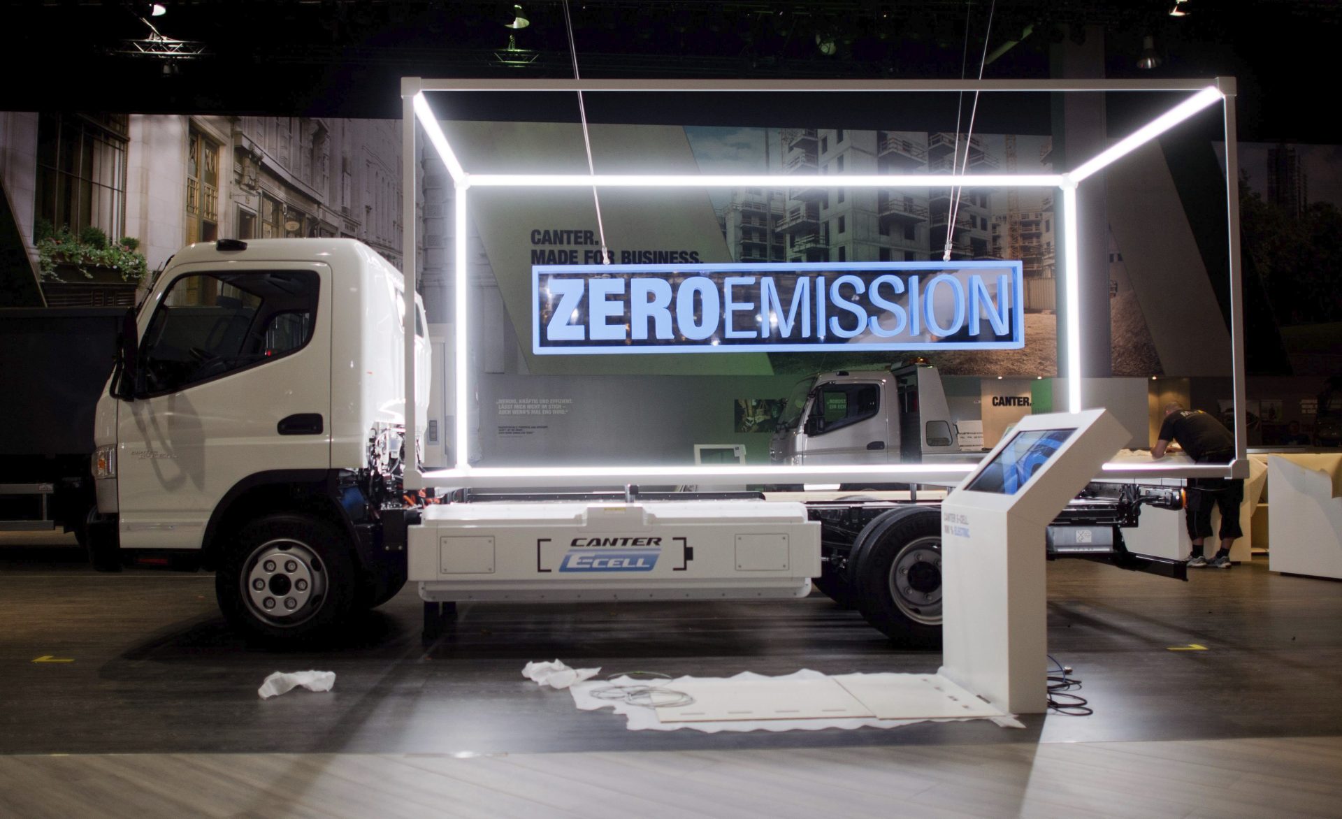 JST111 HANNOVER (ALEMANIA) 19/09/2014.- Vista de un camión Mitsubishi Fuso con un motor eléctrico y un cartel en el que se puede leer "Zero Emission" (emisión cero) en el Salón del Automóvil de Hannover, en Hannover (Alemania), hoy, viernes 19 de septiembre de 2014. Alrededor de 2.000 compañías de 45 países distintos expondrán sus productos e innovaciones entre el 25 de septiembre y el 2 de octubre. EFE/Julian Stratenschulte