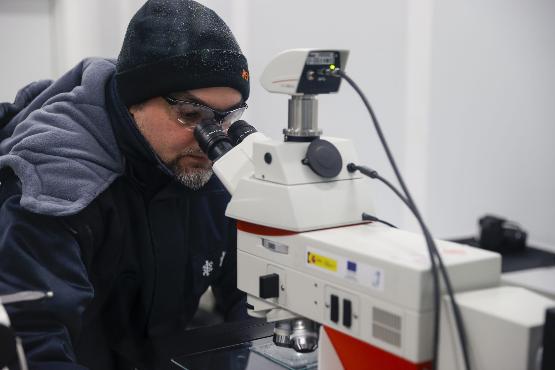 Un laboratorio vasco a -30 grados estudia el cambio climático en el aire atrapado en hielo. EFE/Luis Tejido