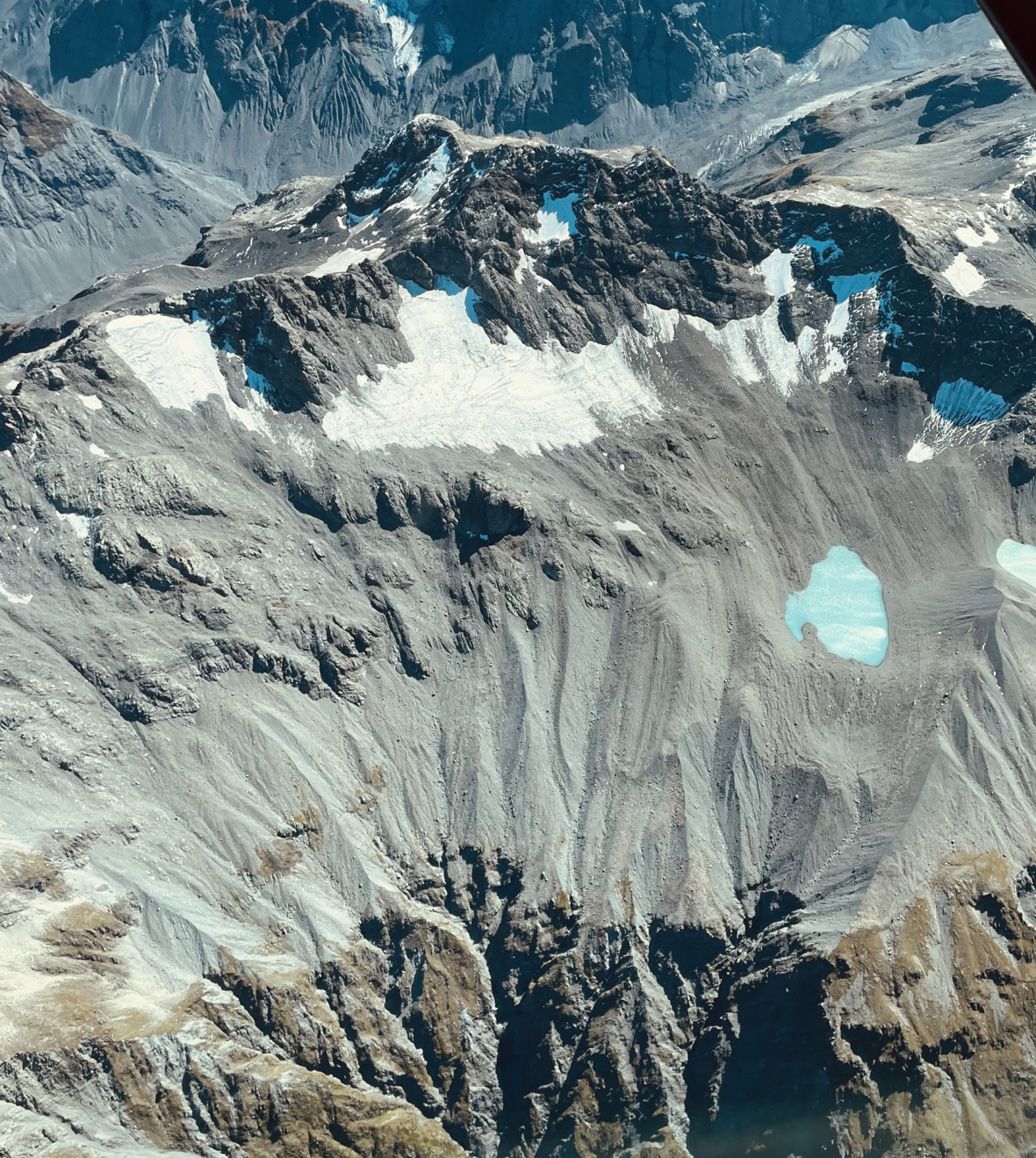 Los glaciares de Nueva Zelanda pierden "continuamente" hielo a consecuencia del aumento de las temperaturas en los últimos años por culpa de la crisis climática, según informaron este lunes fuentes oficiales del país oceánico. El Instituto Nacional de Investigación del Agua y la Atmósfera (NIWA, siglas en inglés) explicó en un comunicado que los sobrevuelos aéreos -que realiza esta agencia científica neozelandesa desde la década de 1970 para analizar el estado de los glaciares- muestran que éstos están "destrozados y hechos añicos" por la constante pérdida de hielo. EFE/ Instituto Nacional De Investigación Del Agua Y La Atmósfera (niwa) SOLO USO EDITORIAL/SOLO DISPONIBLE PARA ILUSTRAR LA NOTICIA QUE ACOMPAÑA (CRÉDITO OBLIGATORIO)