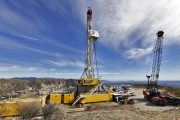 POR01. PORTER RANCH (EE.UU), 07/01/2016.- Fotografía del 2 de diciembre de 2015 obtenida hoy, jueves 7 de enero de 2016, muestra la perforación de un pozo del Southern California Gas (SoCal Gas) de la compañía Aliso Canyon instalada en Porter Ranch, California (Estados Unidos) para frenar la fuga de gas metano de un pozo adyacente subterráneo ubicado también en Porter Ranch. El gobernador de California declaró el estado de emergencia por la fuga de gas, dos meses después de que la fuga iniciara. EFE/IRFAN KHAN / POOL