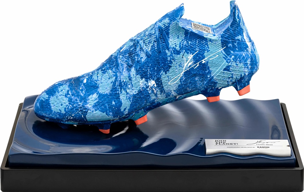Fotografía divulgada por Join The Planet donde se muestra una réplica de una bota del astro de fútbol Lionel Messi, hecha de plásticos reciclados y en edición limitada, que presenta una certificación digital única para cada comprador, y que saldrá a la preventa el próximo 15 de marzo con la característica de que ninguna bota es igual a otra. La réplica de una bota del astro de fútbol Lionel Messi, hecha de plásticos reciclados y en edición limitada, protagoniza una campaña a favor del río Paraná de la organización medioambiental Join The Planet, que ha presentado este viernes la zapatilla del jugador como "una obra de arte" al alcance de todos. EFE/Join The Planet /SOLO USO EDITORIAL /NO VENTAS /SOLO DISPONIBLE PARA ILUSTRAR LA NOTICIA QUE ACOMPAÑA /CRÉDITO OBLIGATORIO