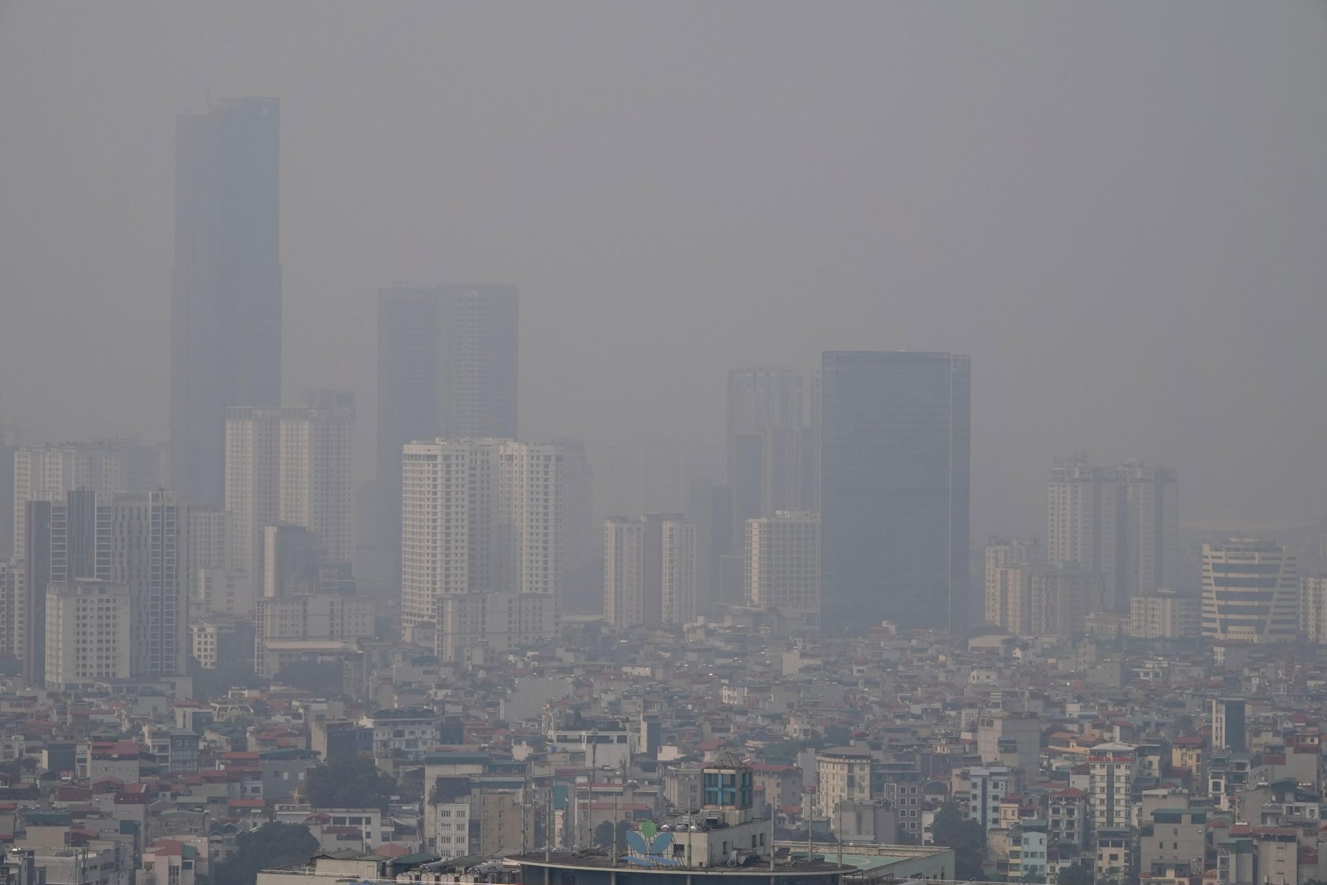 Vista general de la contaminación que cubre este miércoles, 6 de marzo, a la ciudad de Hanoi (Vietnam). EFE/Luong Thai Linh