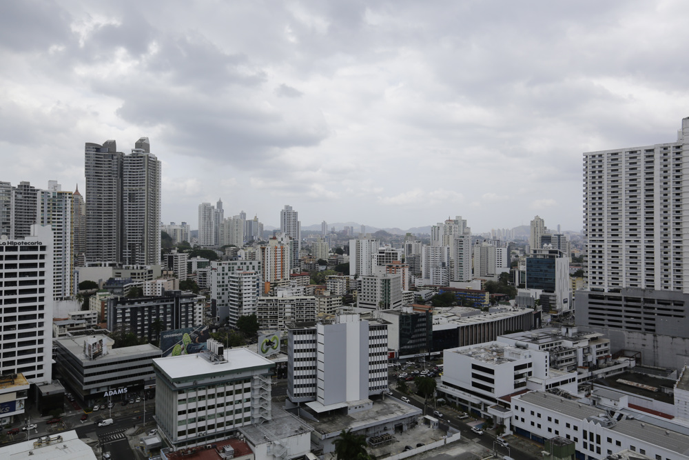 Fotografía panorámica este sábado, de Ciudad de Panamá (Panamá). Las autoridades panameñas emitieron este sábado un aviso de vigilancia y pidieron precaución a la población de la ciudad de Panamá y sus alrededores por los gases tóxicos que emanan de un nuevo incendio en el Cerro Patacón, el mayor vertedero del país centroamericano y considerado un desastre ambiental.EFE/Carlos Lemos
