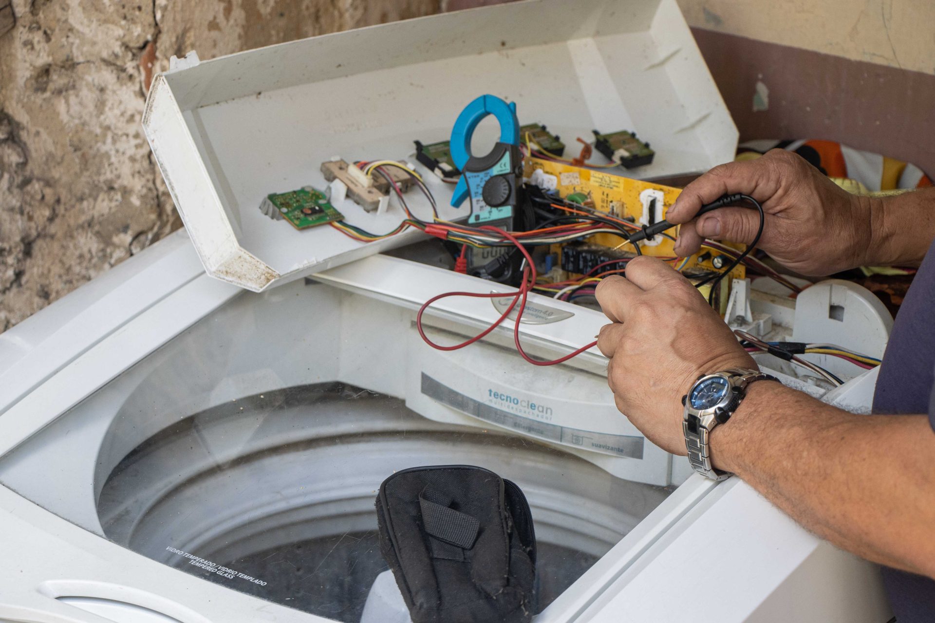 ACOMPAÑA CRÓNICA: PRIMERO DE MAYO VENEZUELA. CARACAS (VENEZUELA), 01/05/2022.- El trabajador de la administración pública Carlos Betancourt repara una falla de una lavadora en su vivienda, el 28 de abril de 2022, en Caracas (Venezuela). Betancourt, un empleado del Instituto Nacional de Capacitación y Educación Socialista (Inces), de 55 años, repara, en su tiempo libre, equipos de línea blanca. EFE/ Ronald Peña[ACOMPAÑA CRÓNICA: PRIMERO DE MAYO VENEZUELA]