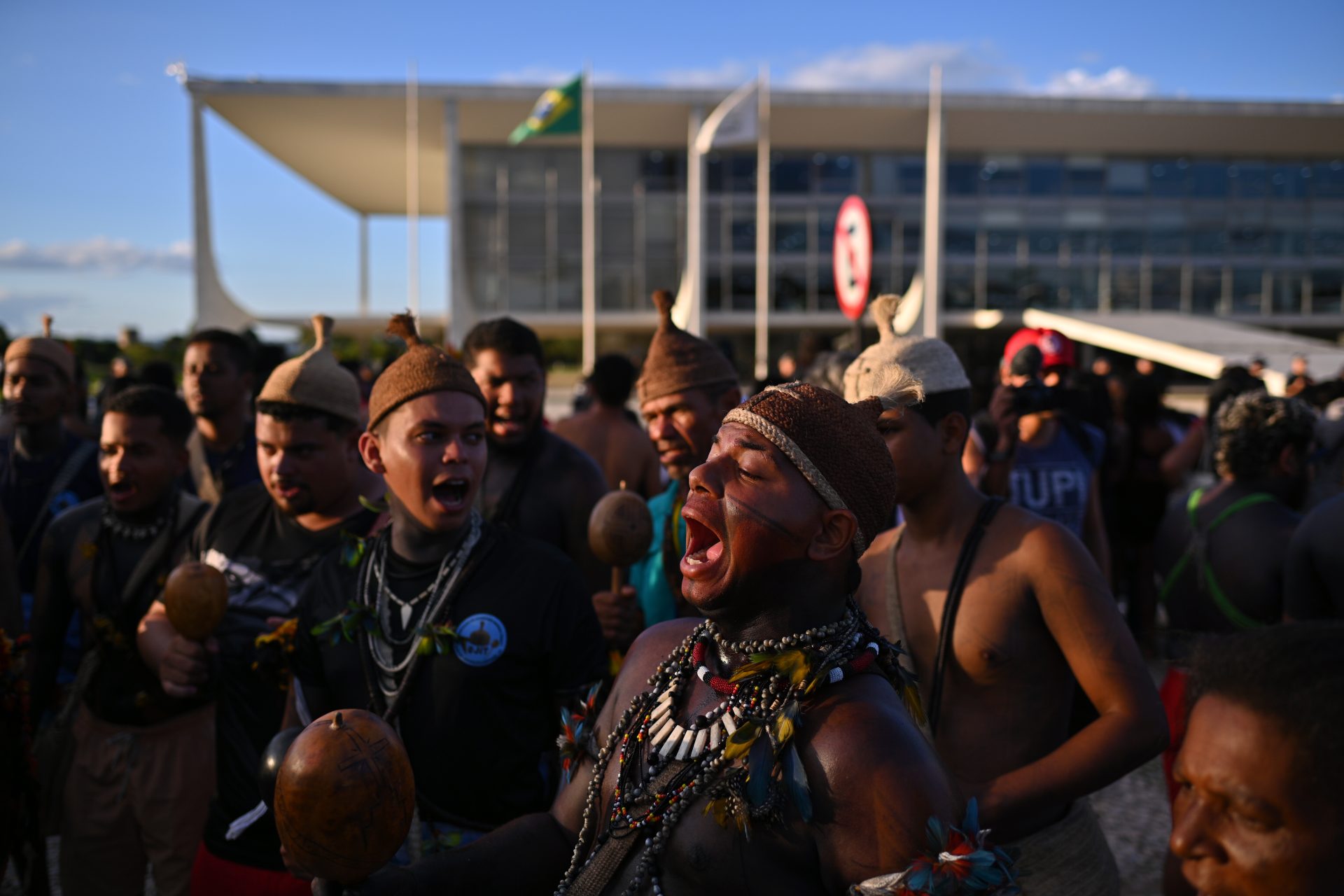 Indígenas participan en la marcha del Acampamento Terra Livre (Campamento Tierra Libre), el 25 de abril de 2024 frente al Palacio de Planalto en Brasilia (Brasil). EFE/Andre Borges