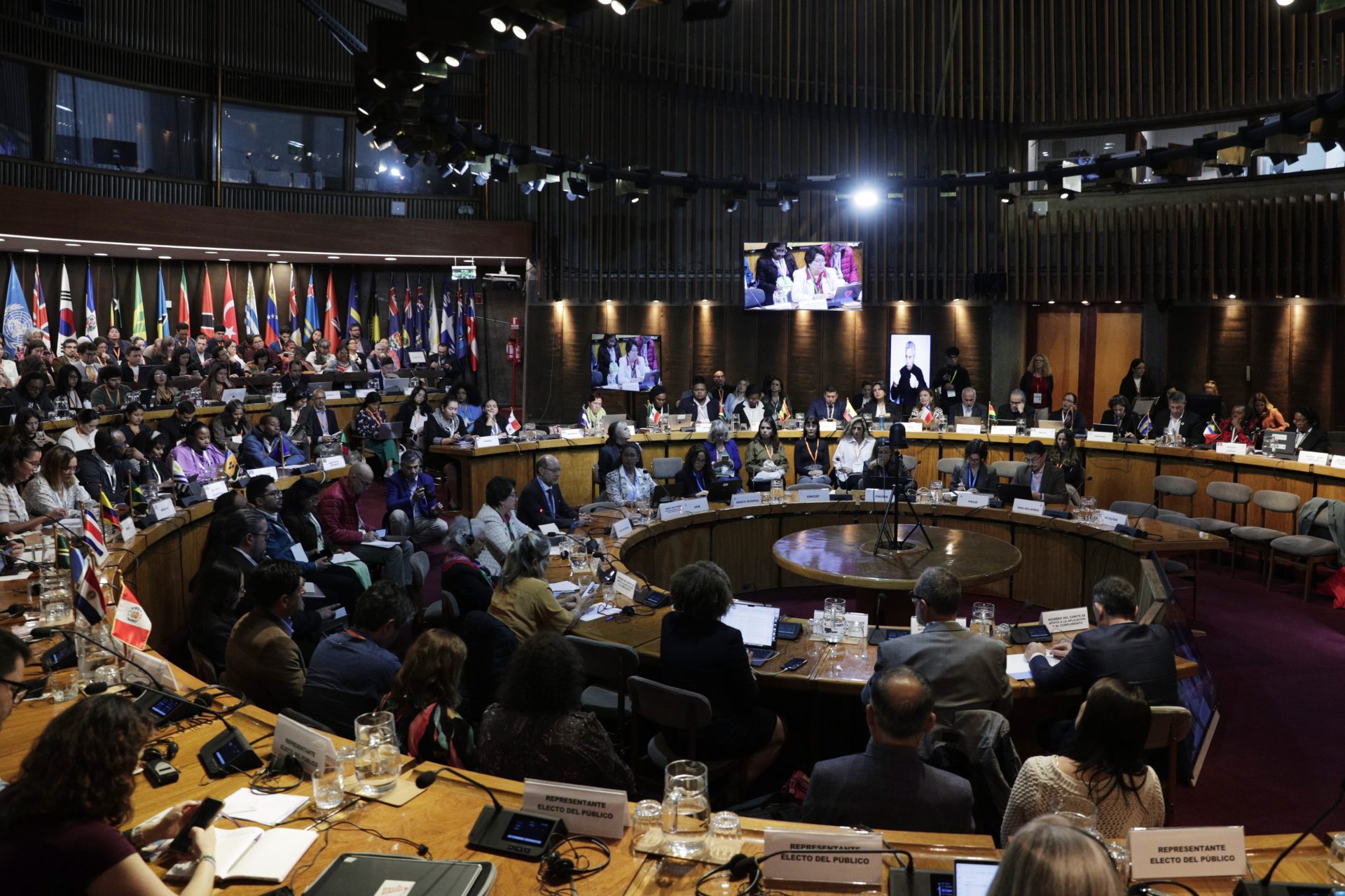 Personas de distintas nacionalidades participan de la tercera reunión de la Conferencia de las Partes del Acuerdo de Escazú, este miércoles en Santiago (Chile). EFE/ Elvis González