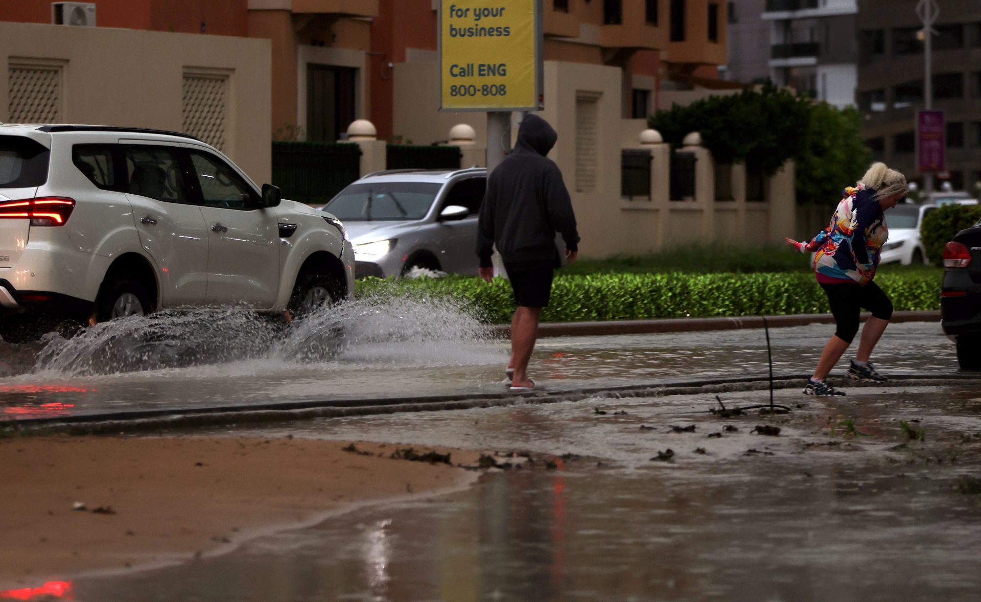 Dubai (United Arab Emirates), 16/04/2024.- People walk in the street during a heavy rainfall in Dubai, United Arab Emirates, 16 April 2024. A severe wave of thunderstorms with heavy rainfall is hitting most UAE's cities especially in Dubai, Sharjah and Al Ain where the Asian Champions League semi final first leg match between UAE's Al-Ain Club and Al-Hilal from Saudi Arabia has been postponed. (Liga de Campeones, tormenta, Arabia Saudita, Emiratos Árabes Unidos) EFE/EPA/ALI HAIDER