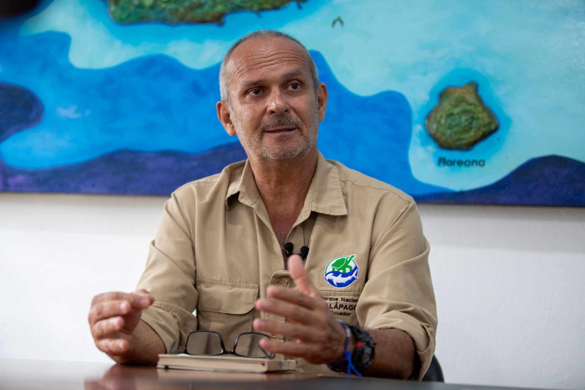 El director del Parque Nacional Galápagos, Arturo Izurieta, habla durante una entrevista el 12 de abril de 2024, en la isla Santa Cruz, Galápagos (Ecuador). EFE/ José Jácome