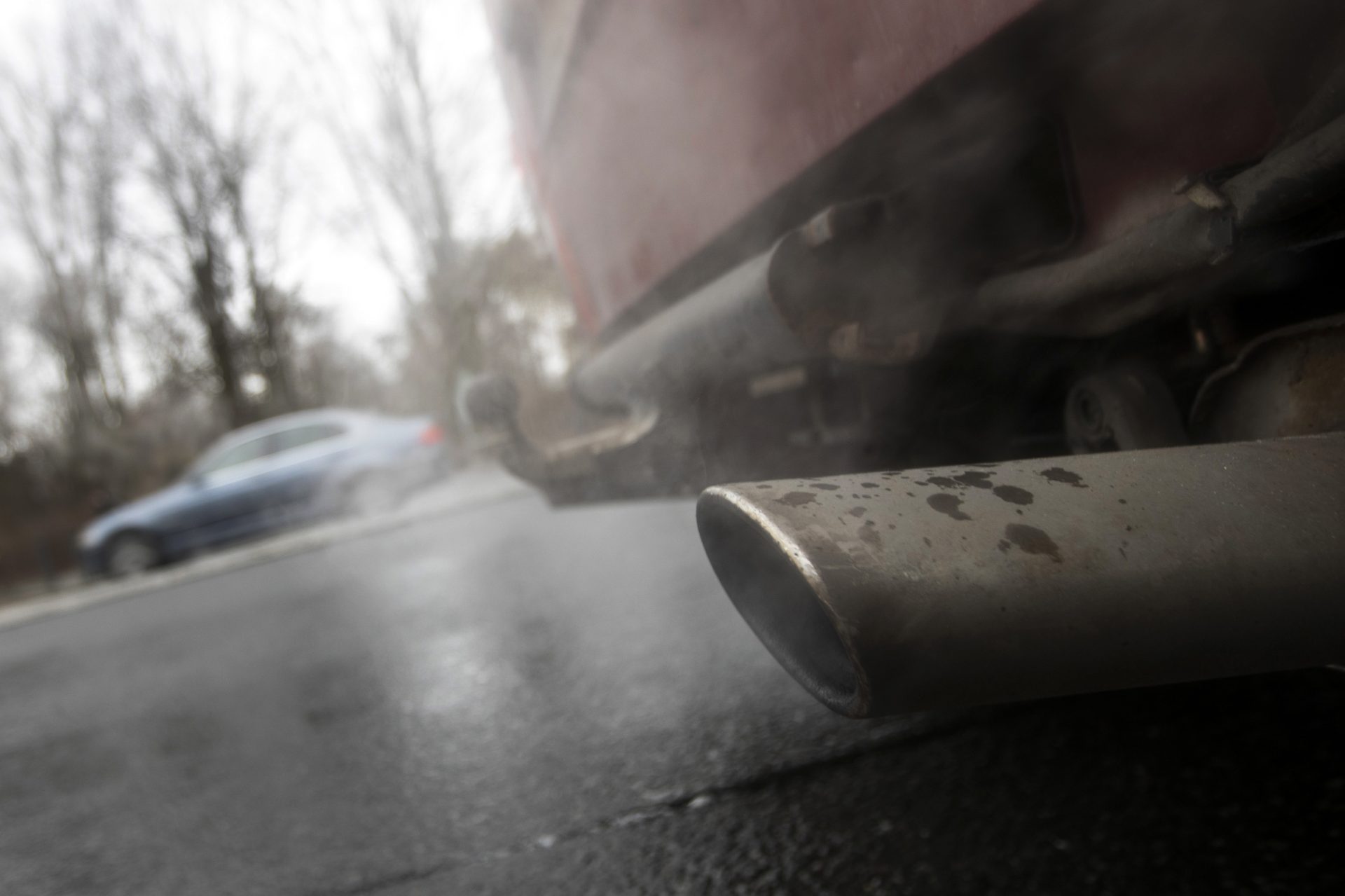 Berlin (Germany), 10/03/2019.- Detail of an exhaust pipe of a Volkswagen van taking part in a car parade with dozens of VW buses against a driving ban on older diesel vehicles in the city center of Berlin, in Berlin, Germany, 10 March 2019. The city of Berlin will start a driving ban later this year, for Euro 5 and older diesel vehicles in selected parts of its city center in order to comply with stricter emission rules and tackling air pollution. (Alemania) EFE/EPA/FELIPE TRUEBA
