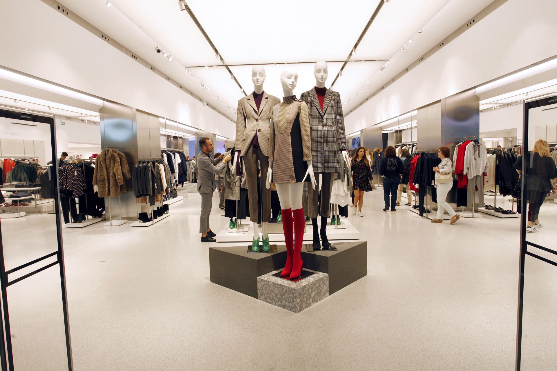 GRA321. A CORUÑA, 08/09/2017.- Nueva tienda ZARA que el grupo Inditex reabre hoy en el centro comercial Marineda City de A Coruña. La tienda cerró el pasado junio para ampliar su espacio hasta los 4.000 metros cuadrados distribuidos en dos plantas y poner en marcha el punto de entrega online, actualmente en fase de prueba. EFE/KIKO DELGADO