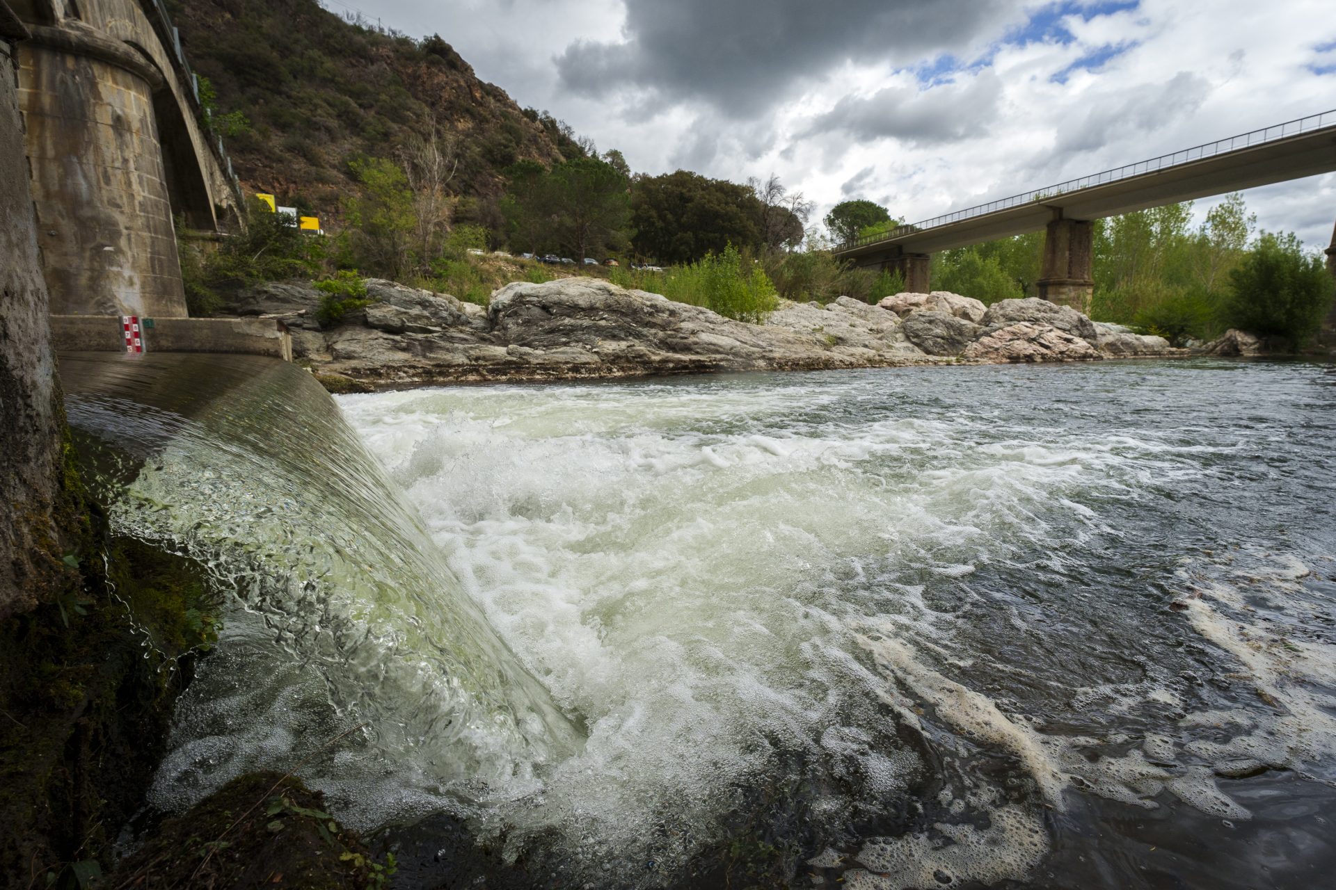 GRAFCAT2357. AMER (GIRONA), 09/04/2024.- La Agencia Catalana del Agua realiza dos hidropuntas en el río Ter con incremento de caudal dos veces por semana durante seis horas para mantener su calidad ambiental y permitir la supervivencia de la fauna sin merma de consideración en las reservas de agua. EFE/David Borrat.