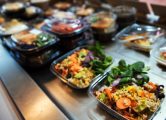 GRAFCVA2597. VALENCIA, 03/03/2019.- En una sociedad donde ser vegetariano o vegano es una decisión cada vez más normalizada, como refleja la creciente producción y distribución de alimentos que no son de origen animal, aún surgen dudas sobre el porqué de una tendencia "al alza" que, bien estructurada, puede llegar a mejorar la salud. EFE/Jorge Gil