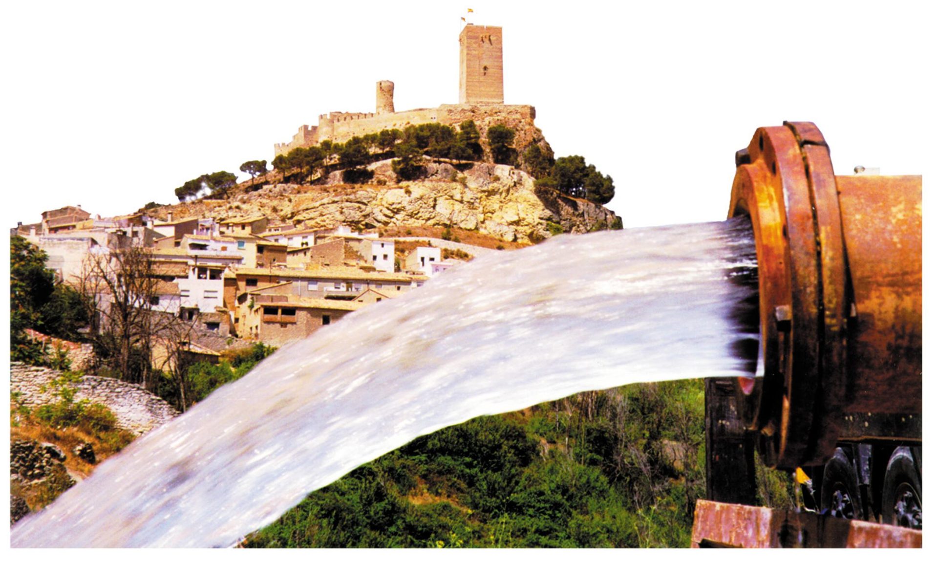 MD01. MADRID, 06/10/07.- Es el próximo futuro: beberemos aguas residuales pasadas por un acuífero de aguas subterráneas, para que el último proceso de depuración lo haga la propia naturaleza. Suena asqueroso, pero quienes hayan estado en Berlín o en varias ciudades de Alemania o Dinamarca ya lo han bebido. Berlín se abastece de aguas subterráneas, de un acuífero que recargan para mantener su nivel y aprovechan las recargas para eliminar contaminantes. EFE (ACOMPAÑA TEMA FIN DE SEMANA "AGUAS SUBTERRANEAS")