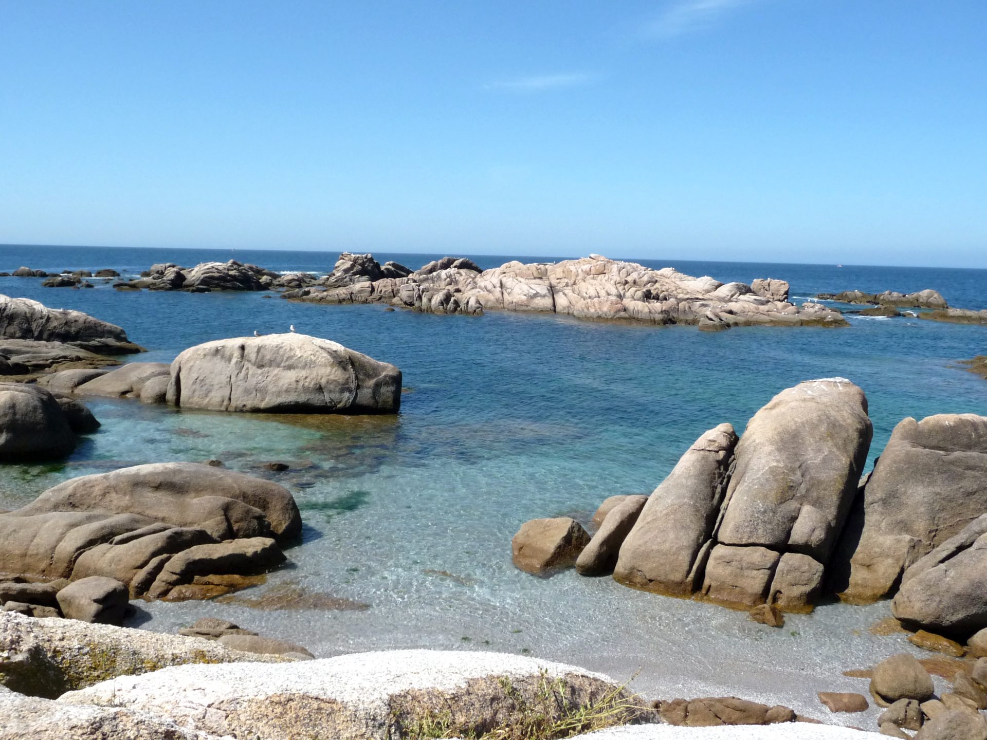 Vista del Océano Atlántico desde la Isla Lobeira Grande, situada en plena ría de Corcubión. EFE/ Paco Torrente.