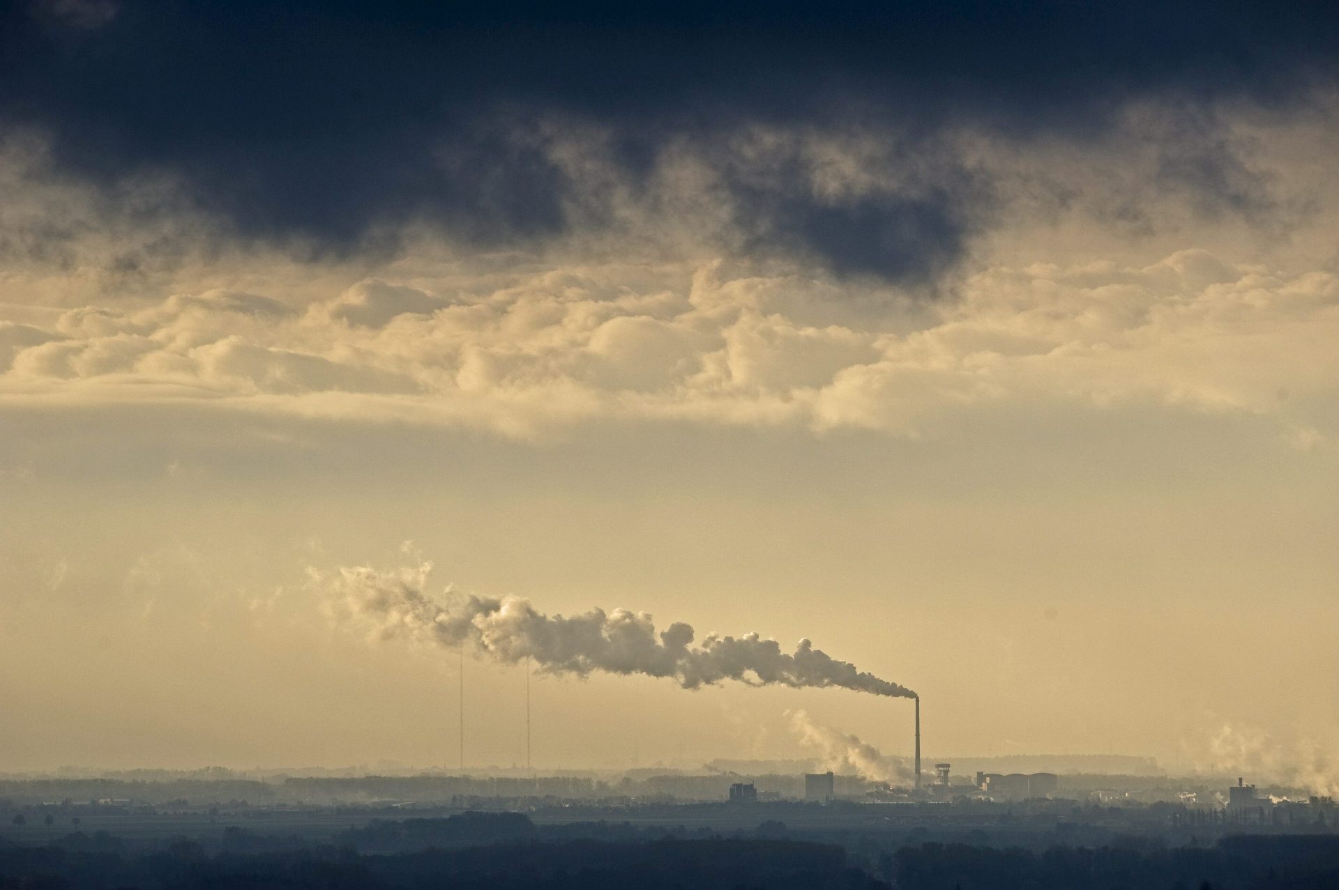REG005. PLATTLING (ALEMANIA), 21/10/2010.- El humo de una chimenea de una fábrica de azúcar cubre el cielo de Plattling en Alemania hoy, jueves, 21 de octubre de 2010. EFE/Armin Weigel