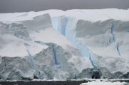 APP086 ANTÁRTIDA 12/01/2012.- Vista de un bloque de hielo tomada a bordo del 'Aurora Australis' mientras el barco navega a través de los bloques de hielo por las aguas de la Antártida hoy, jueves 12 de enero de 2012. El buque se dirige a la bahía Commonwealth donde la División Antártica Australiana conmemorará el centenario de la primera exploración australiana al continente blanco liderada por Douglas Mawson. EFE/DEAN LEWINS PROHIBIDA SU USO EN AUSTRALIA Y NUEVA ZELANDA