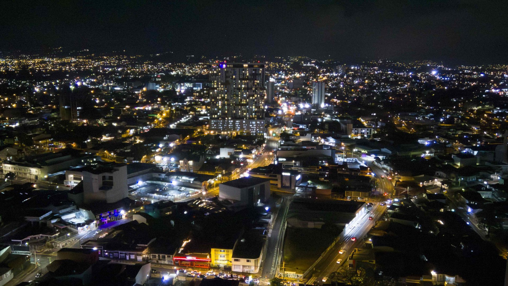 SJS01-SAN JOSÉ (COSTA RICA) 10/5/2024- Fotografía aérea que muestra el 9 de mayo de 2024, una zona de la ciudad de San José (Costa Rica). Costa Rica, considerado como un ejemplo en la generación de energía con fuentes limpias, se encamina en este 2024 a un periodo de racionamiento eléctrico no visto desde 2007 que el Gobierno actual atribuye al fenómeno de El Niño mientras que los sindicatos denuncian mala gestión. EFE/Jeffrey Arguedas