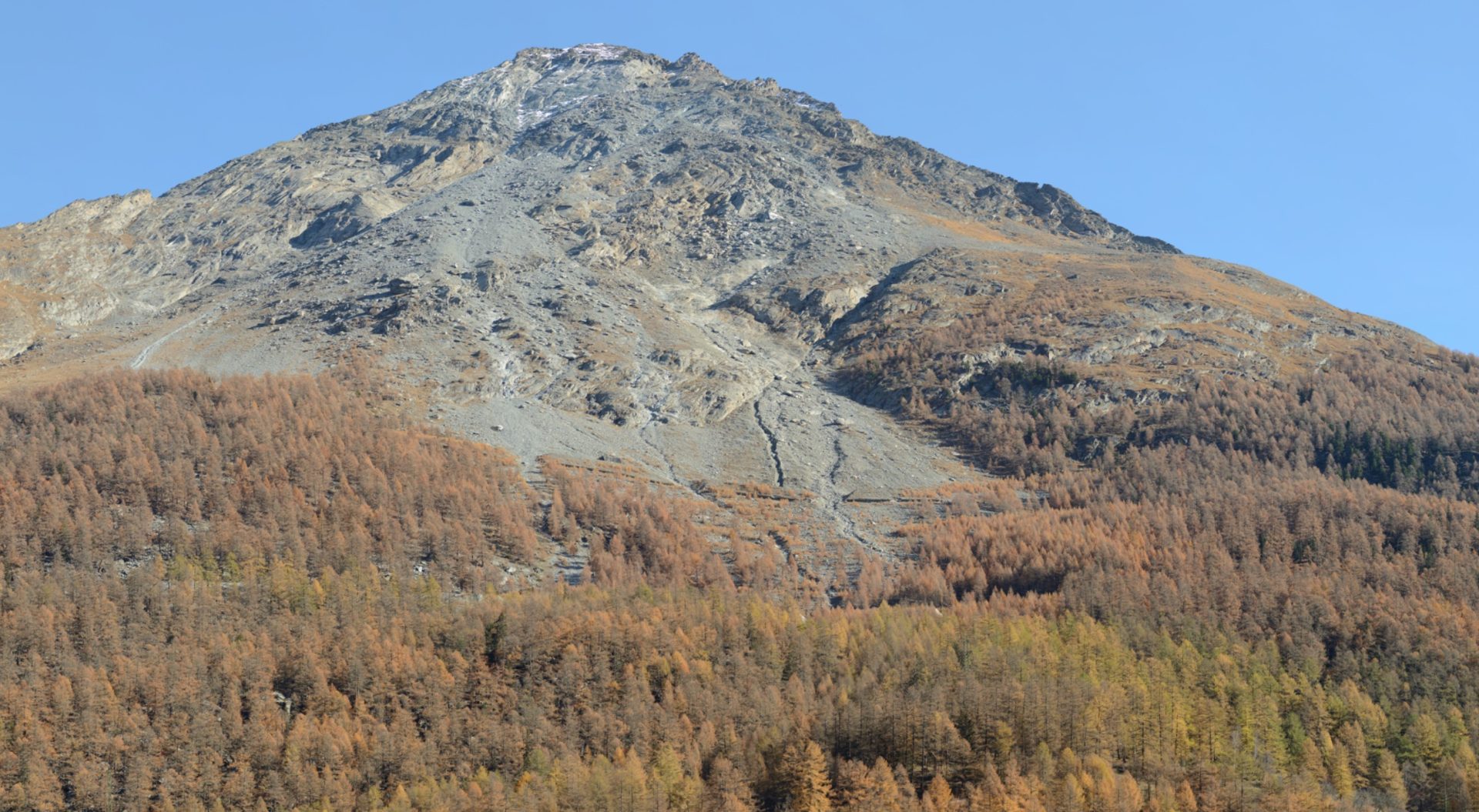 Vista de ladera del monte Täschgufer, en los Alpes suizos, donde se aprecia el efecto de los desprendimientos. Imagen cedida por el Museo Nacional de Ciencias Naturales (MNCN/CSIC)