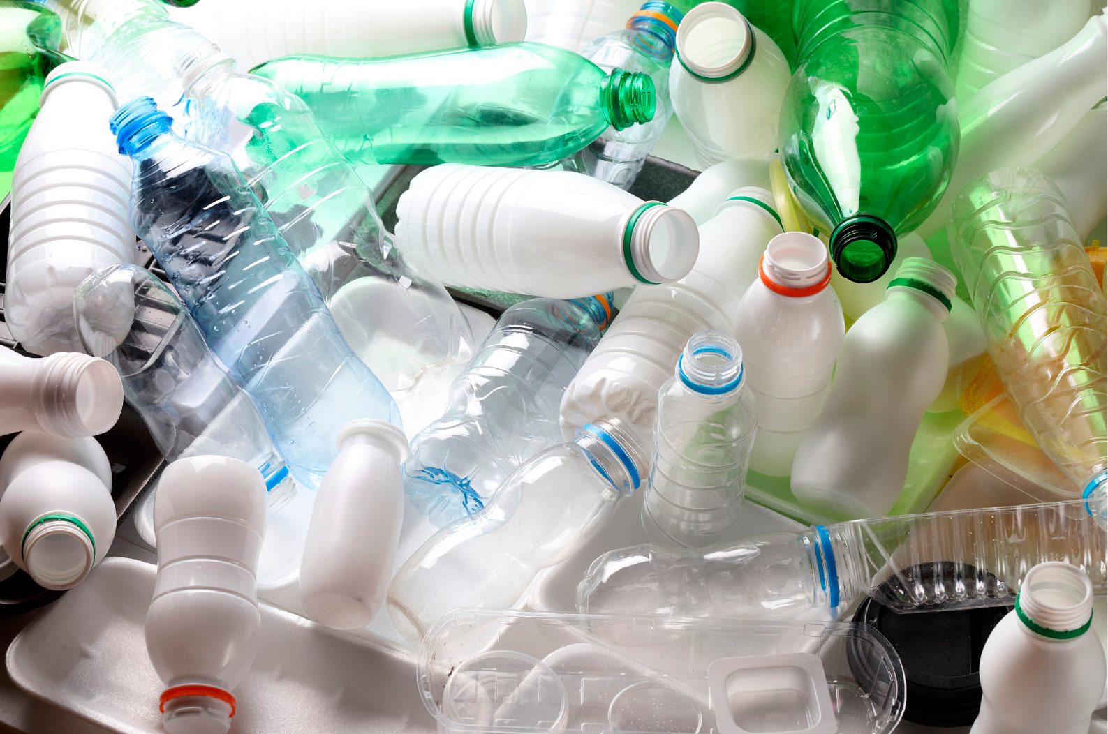 En la imagen, fotografía de varios envases de plástico facilitada por ibs.Granada. EFE