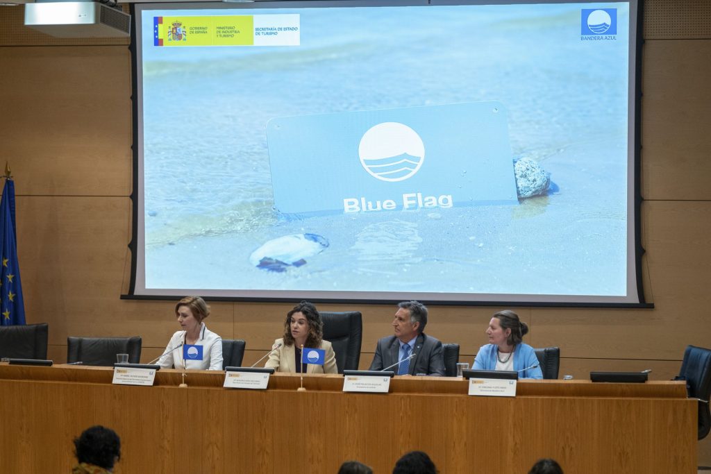 (De izq a der) Isabel Oliver, asesora especial del secretario general para la sostenibilidad de UNWTO; la secretaria de Estado de Turismo, Rosario Sánchez; el presidente de la Asociación de Educación Ambiental y del Consumidor (Adeac), José Palacios, y la directora de Bandera Azul, Virginia Yuste, durante la presentación de los resultados de las playas, puertos y embarcaciones turísticas galardonados con Bandera Azul 2024, este martes, en Madrid. EFE/ Fernando Villar
