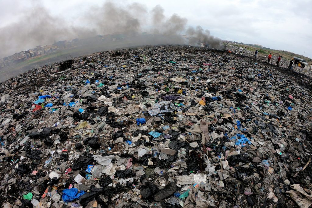 GRAF6613. ACCRA, 12/11/2019.- Vertedero de Agbogbloshie, barrio de Accra, capital de Ghana, considerado el mayor vertedero de basura electrónica del continente Africano, donde llegan residuos electrónicos procedente de diversos lugares del mundo, principalmente del continente Europeo y de los EE.UU. El mundo generará 53,9 millones de toneladas de desechos electrónicos en 2025 si sigue la progresión actual que hace que cada año crezcan un 3 % este tipo de materiales, según un informe de la Oficina Internacional del Reciclaje, que también pronostica que, con el aumento de la población, la generación de desechos electrónicos per cápita aumente alrededor del 20% en todo el mundo, pasando de 5,6 kilos y habitante por año a 6,7 kilos. La Cumbre del Clima (COP25) se celebra en Madrid del 2 al 13 de diciembre bajo el lema "Tiempo de actuar". EFE/A. Carrasco Ragel