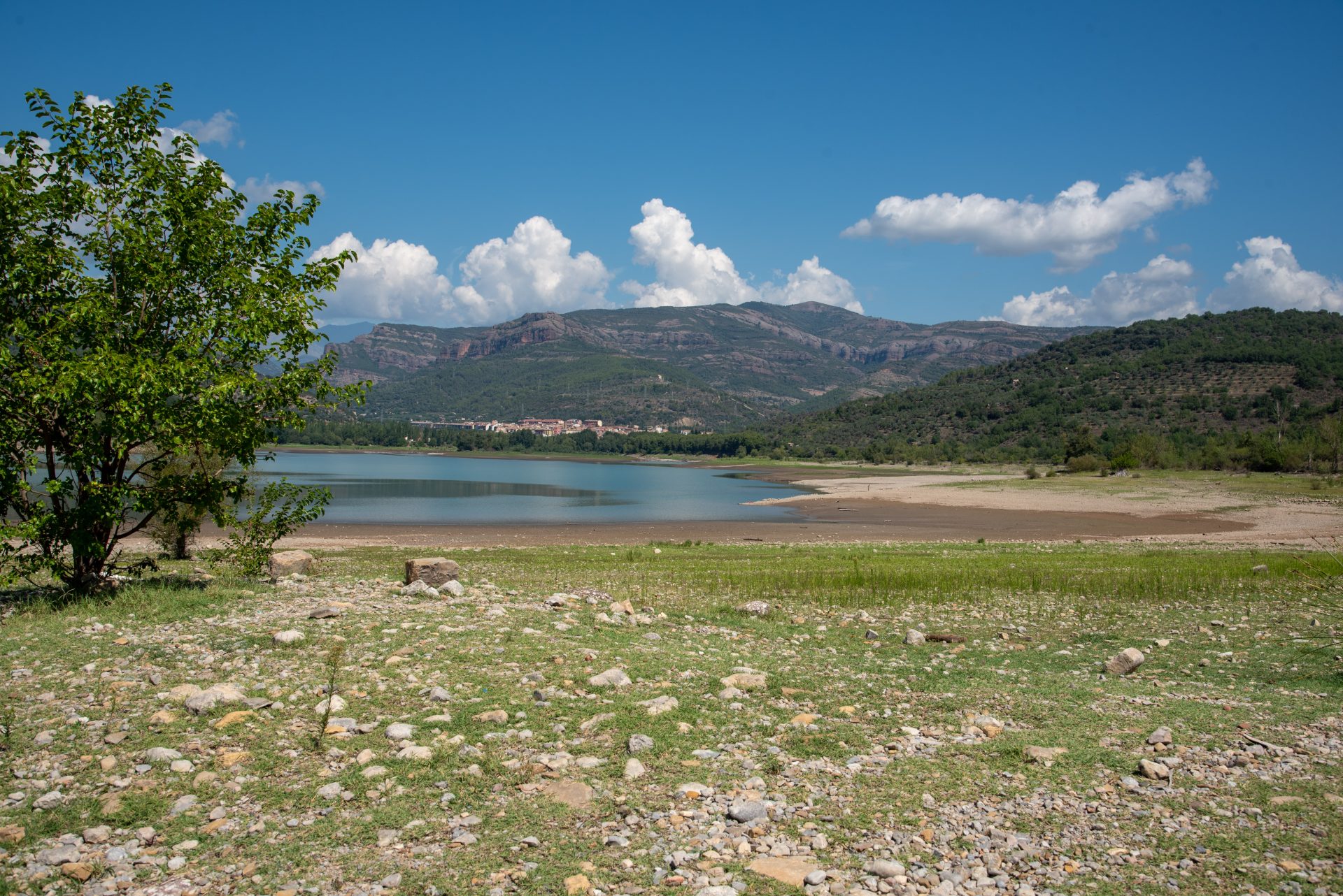 GRAFCAT650. POBLA DE SEGUR LLEIDA) (ESPAÑA), 18/11/2022.-Las reservas de agua de los nueve embalses de las cuencas internas de Cataluña y de los diez embalses del territorio catalán que dependen de la Confederación Hidrográfica del Ebro continúan bajando a la espera de las próximas lluvias. En la imagen aspecto del pantano de Sant Antoni en el termino municipal de La Pobla de Segur (Lleida).EFE/ Ramon Gabriel