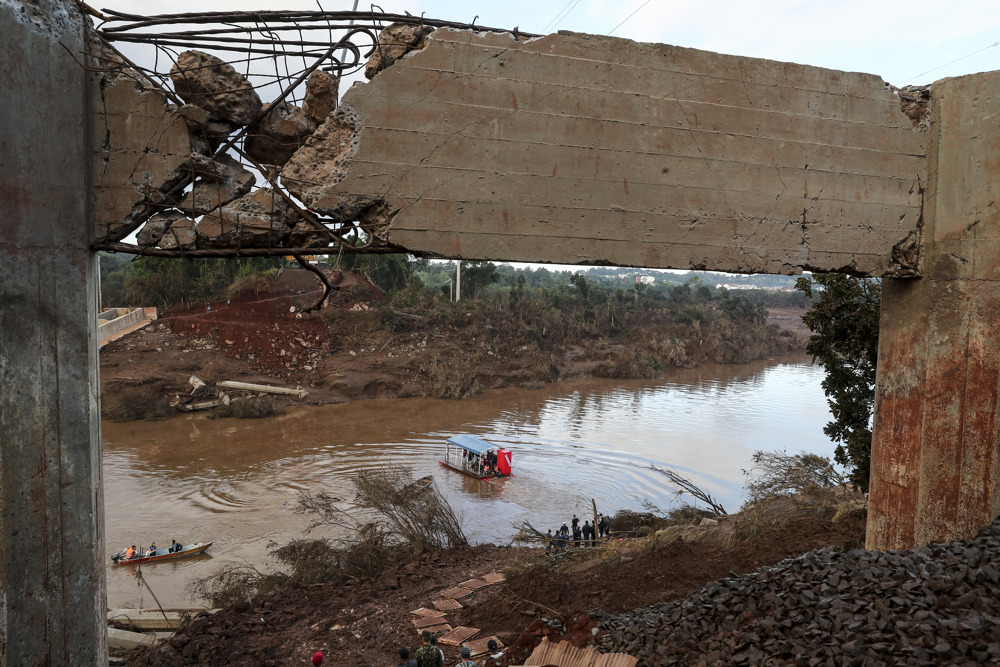 Pobladores usan una embarcación para cruzar el río Forqueta tras el derrumbe del puente que conectaba las ciudades de Lajeado y Arroio do Meio este jueves en Arroio do Meio (Brasil). Con buques de guerra, aviones cargueros y hospitales de campaña, las Fuerzas Armadas de Brasil desplegaron un enorme operativo para auxiliar a las víctimas de las devastadoras inundaciones en el sur del país, que han dejado al menos 108 fallecidos, 136 desaparecidos y ciudades enteras bajo el agua. EFE/ Sebastião Moreira