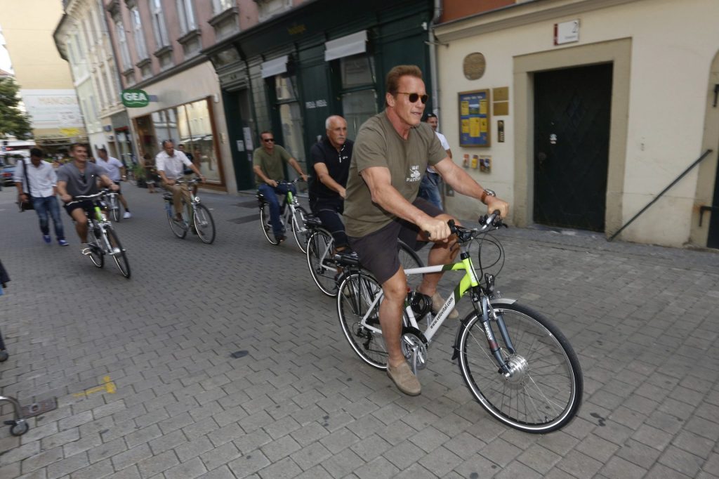 Schwarzenegger invita a "entrenar por el planeta" sin esperar a los políticos