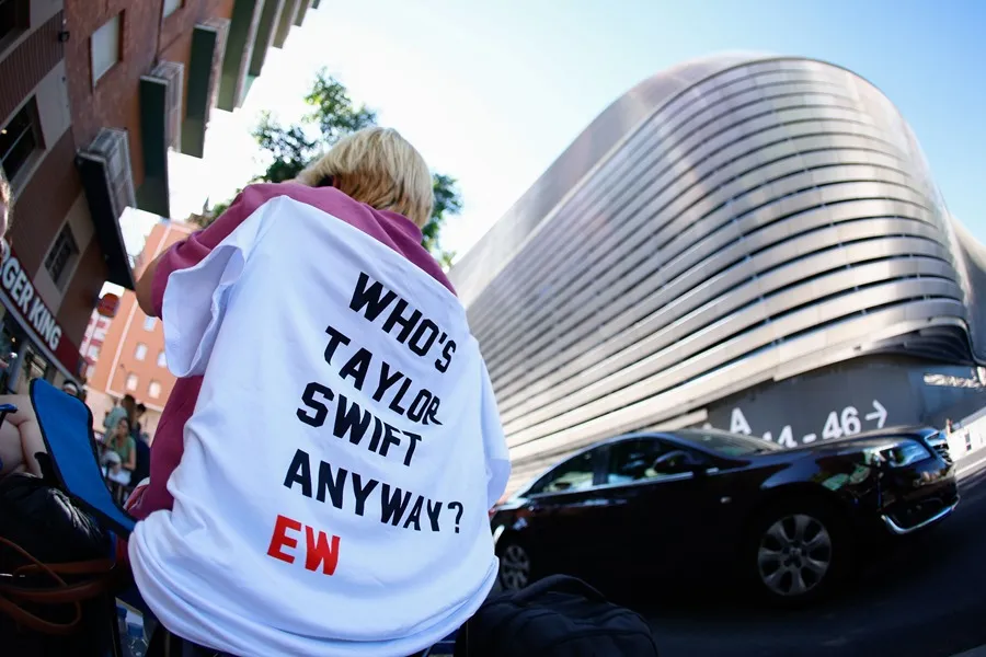 Varios seguidores de Taylor Swift, este lunes ante el estadio Santiago Bernabeu. EFE/Rodrigo Jiménez