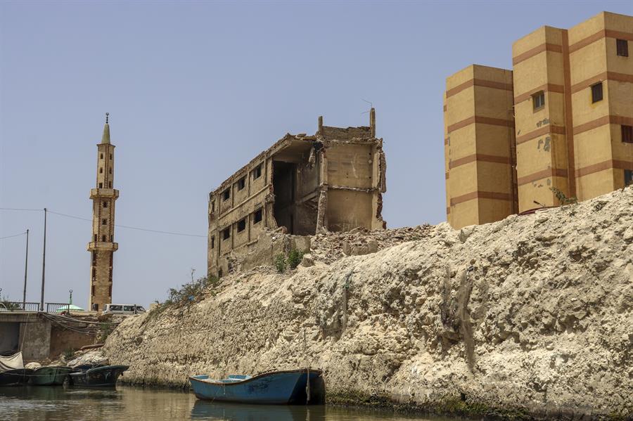 ALEJANDRÍA, 28/05/2024.- En el pintoresco barrio de Al Max, en Alejandría, apenas queda rastro de lo que fue la ‘Venecia de Egipto’. Pero esos asentamientos aún están muy presentes en las mentes de las cientos de familias de pescadores que fueron expulsadas de sus casas hace unos años ante los planes de construcción de un nuevo puerto. EFE/Carles Grau Sivera