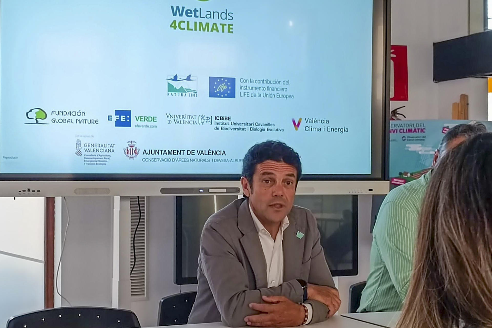 GRAFCVA1016. VALENCIA, 05/06/2024.- El concejal de Mejora Climática de Valencia, Carlos Mundina, durante la presentación del documental “Humedales, mucho más que agua”, elaborado por EFEverde de la Agencia EFE, presentado este miércoles en València, en el Día Mundial del Medioambiente. EFE/Arturo Larena