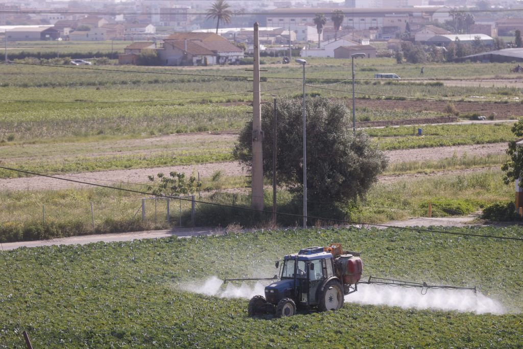 GRAFCVA5678. VALENCIA, 10/05/2022.-Un agricultor fumiga con su tractor un campo de hortalizas en el área metropolitana de valencia.EFE/ Kai Forsterling