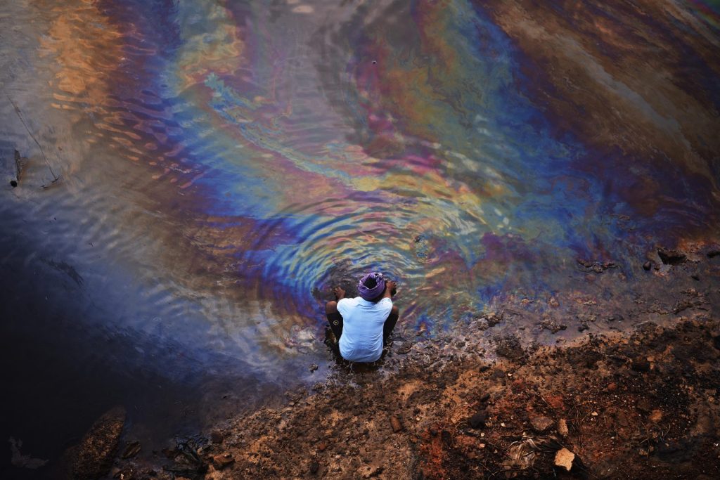 Chennai (India), 11/12/2023.- An Indian fisherman washes his hands in the waters of Ennore Creek covered with an oil spill after Cyclone Michaung, in Chennai, India, 11 December 2023. According to a survey by the Indian Coast Guard, the oil spill reported in the floodwaters in the Ennore-Manali area in North Chennai after Cyclone Michaung has now reached the sea and spreads over an area of 20 sq km from the mouth of the Kosasthalaiyar River to Kasimedu harbor. The Tail Nadu government constituted a 20-member State of Oil Spill Crisis Management Group to mitigate the oil in the Ennore-Manali region. EFE/EPA/IDREES MOHAMMED