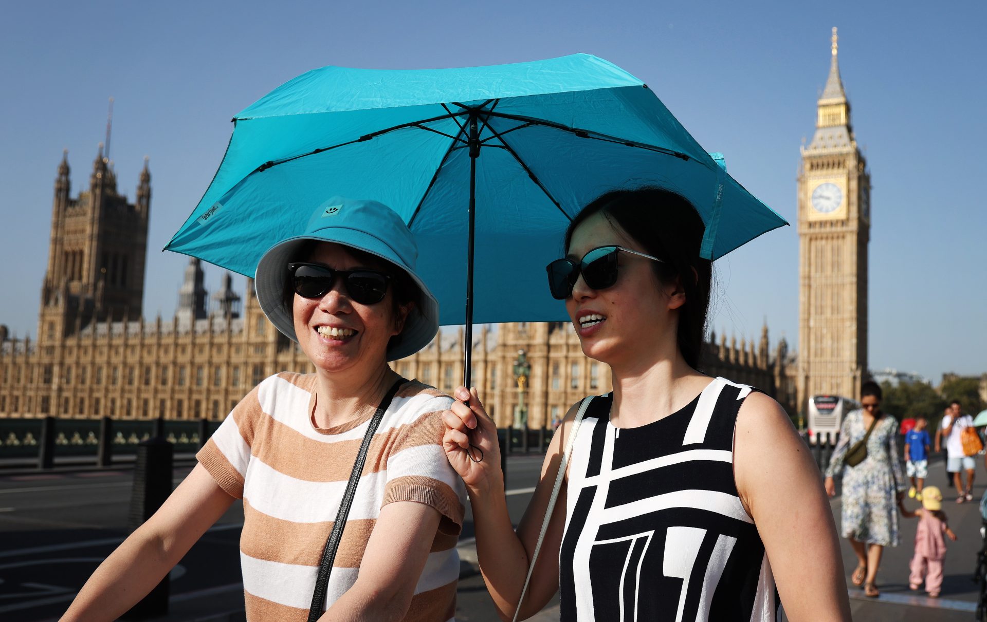 London (United Kingdom), 09/09/2023.- Tourists shade themselves from the sun in central London, Britain, 09 September 2023. The late Indian summer has brought the hottest day of the year to the UK with temperatures exceeding 33C. (Reino Unido, Londres) EFE/EPA/ANDY RAIN