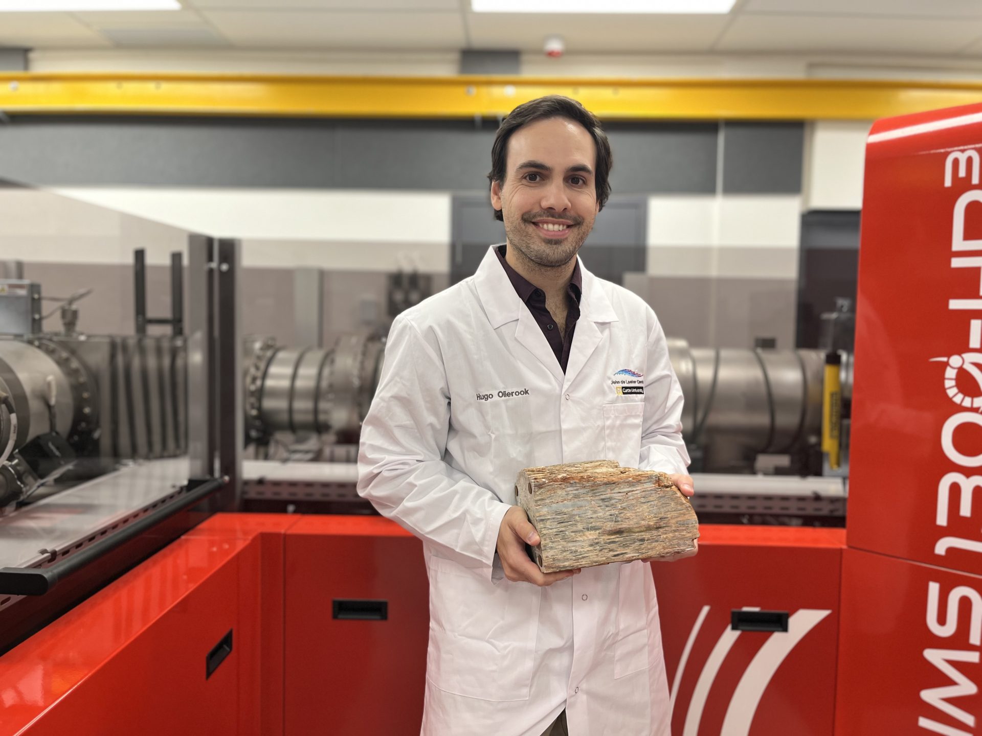 El investigador de la Universidad australiana de Curtin, Hugo Olierook, nuestra una roca que contiene un mineral llamado circón, donde se han encontrado los restos de agua dulce más antiguos hallados hasta la fecha. Fotografía facilitada por la Universidad de Curtin. EFE 